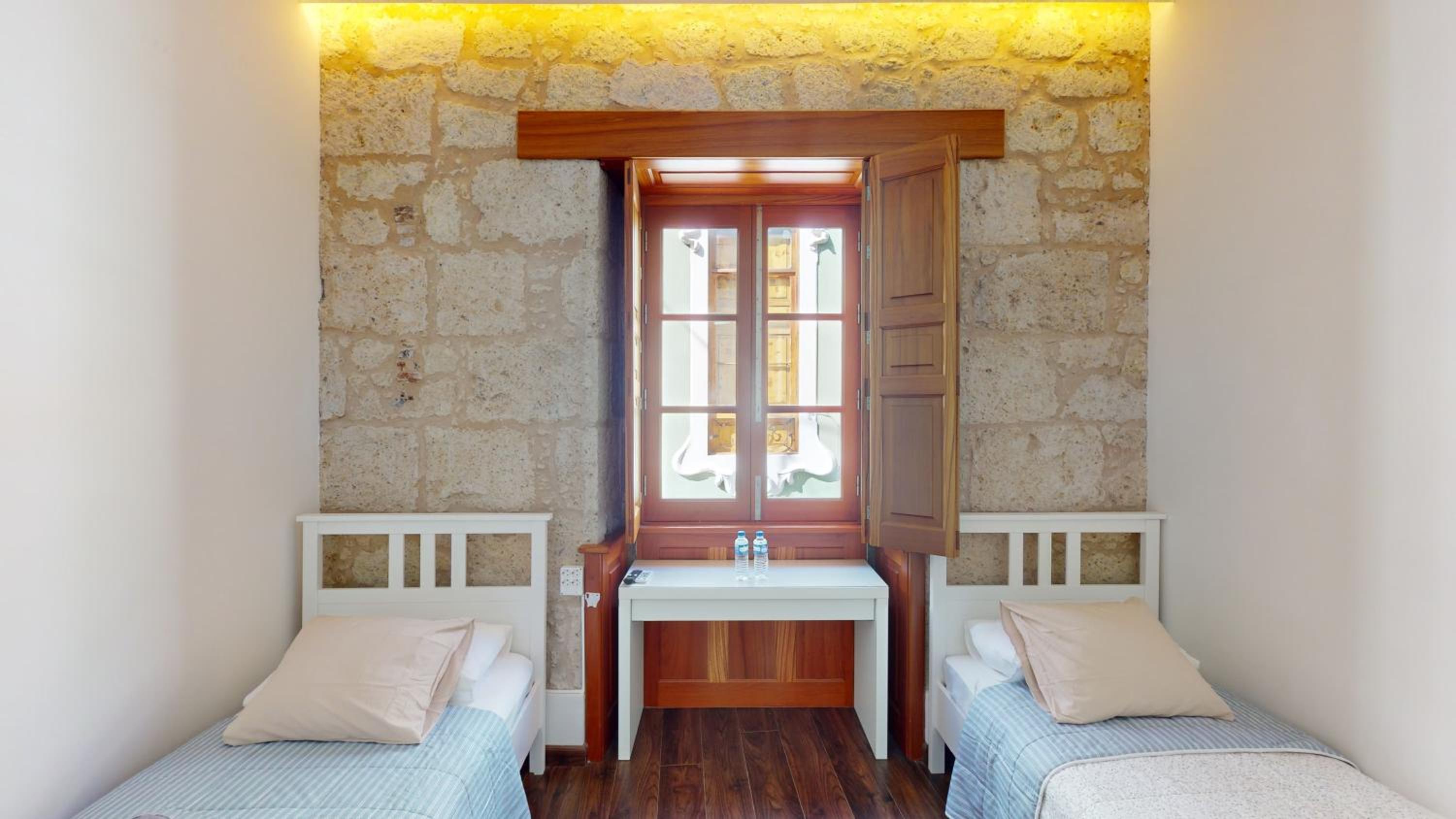 Twin Room with Shared Bathroom - Photo 5