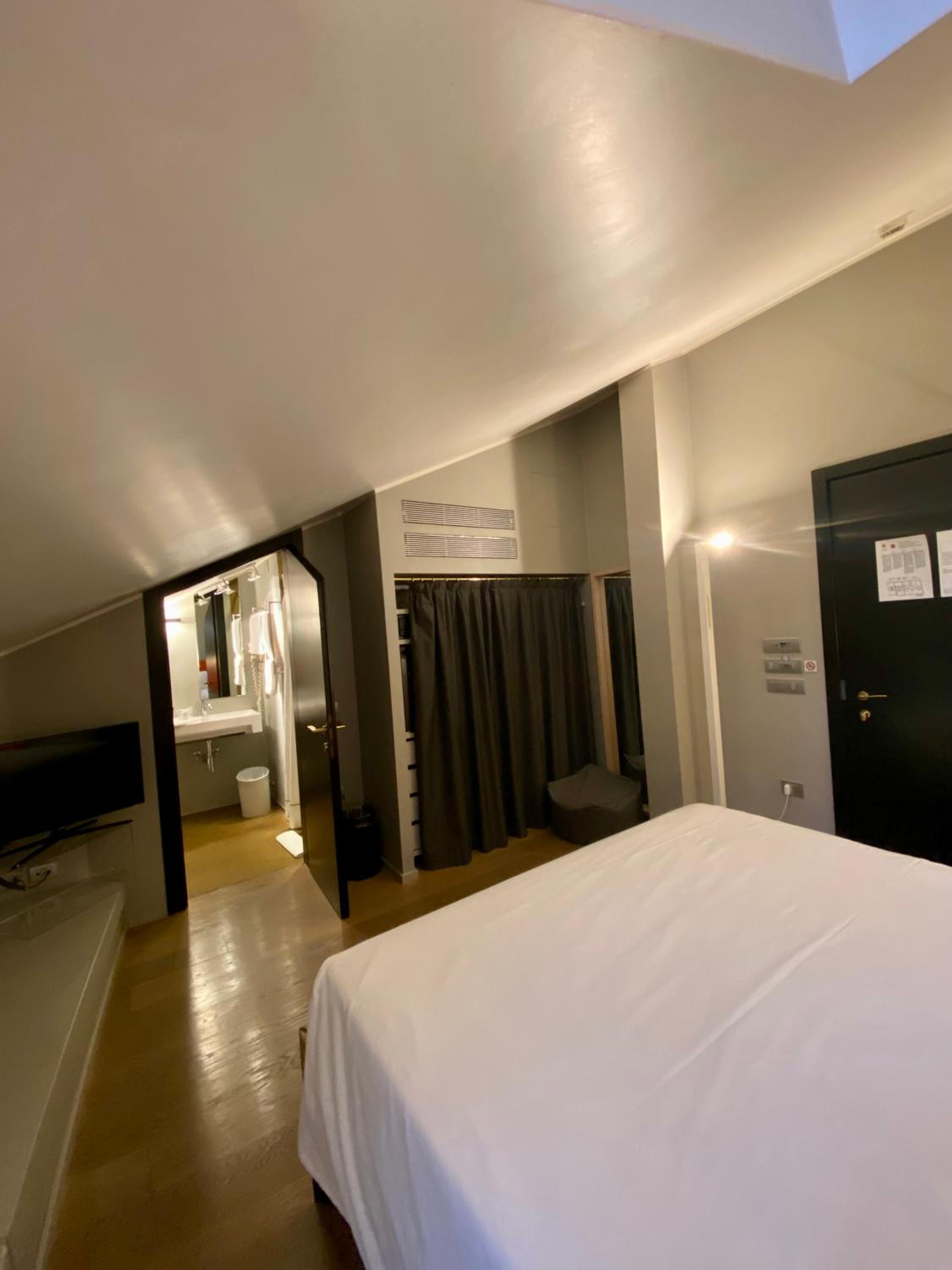 Economy Double Room - Attic - Photo 15