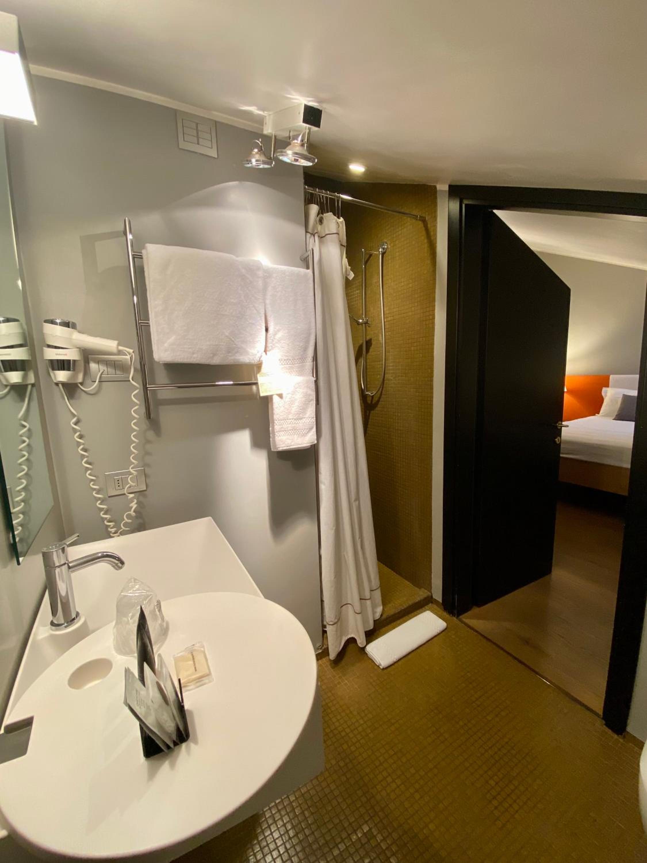Economy Double Room - Attic - Photo 8