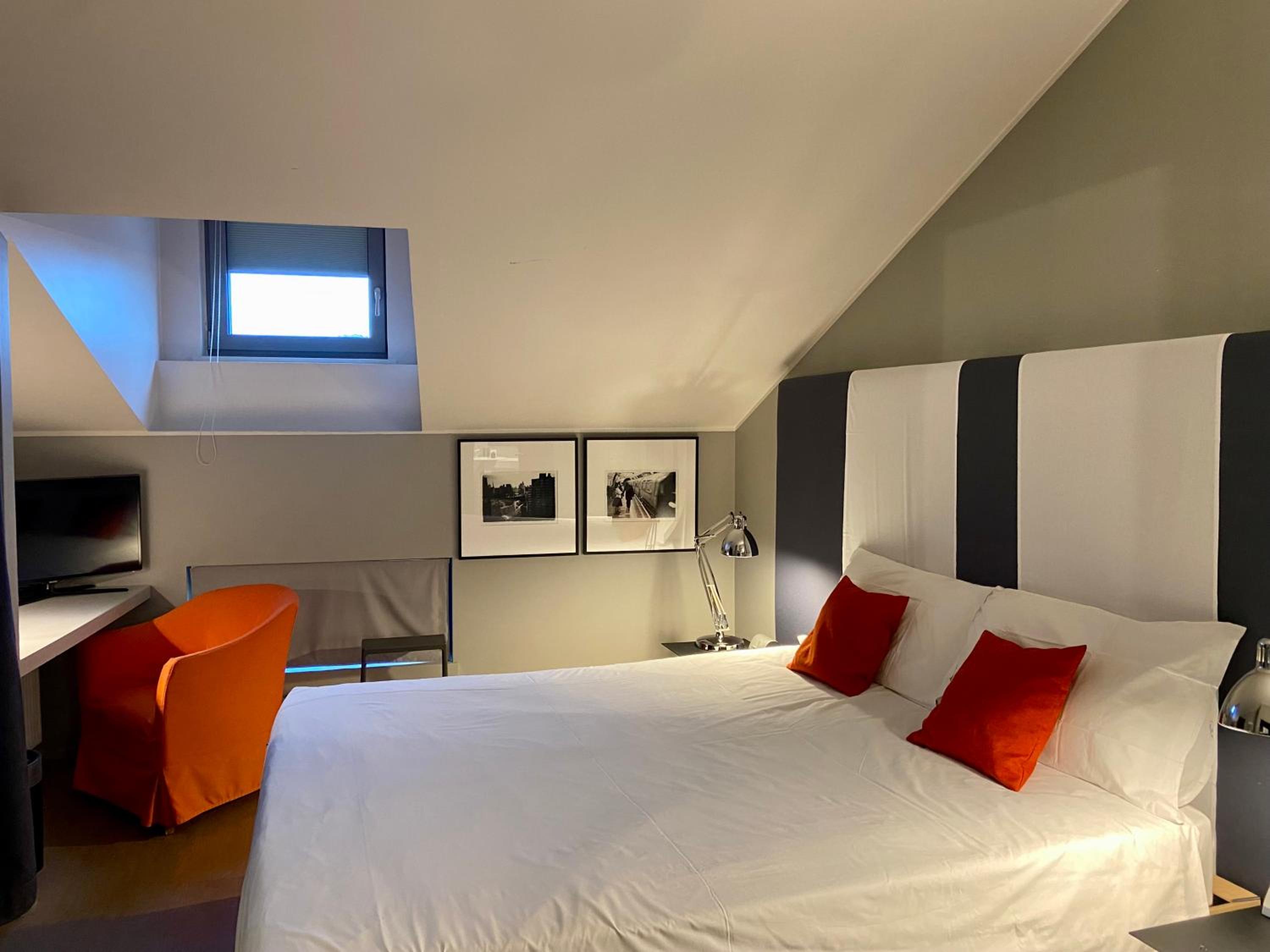 Economy Double Room - Attic - Photo 7