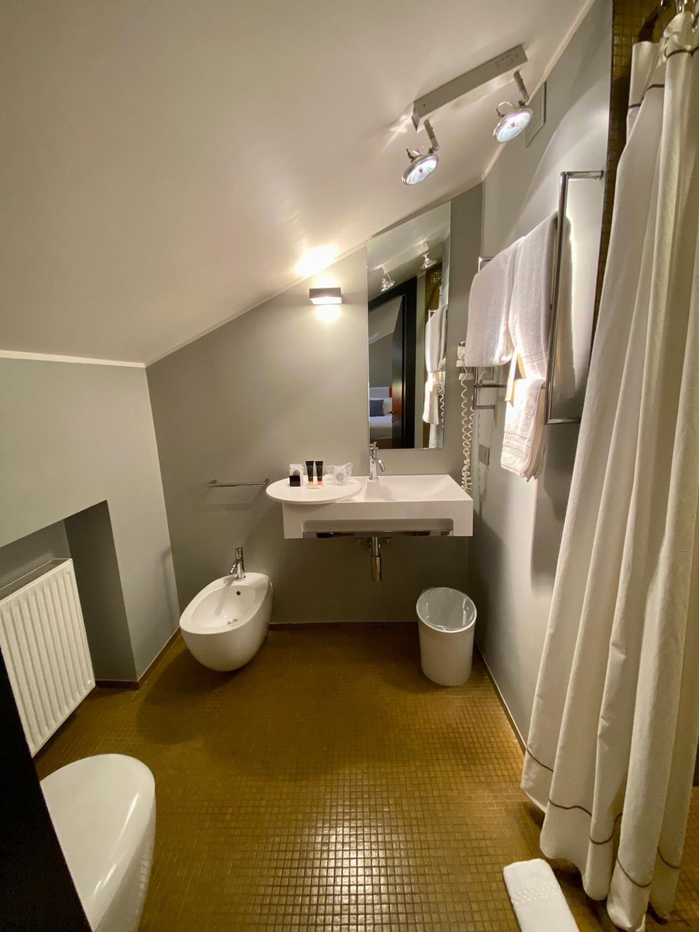 Economy Double Room - Attic - Photo 12