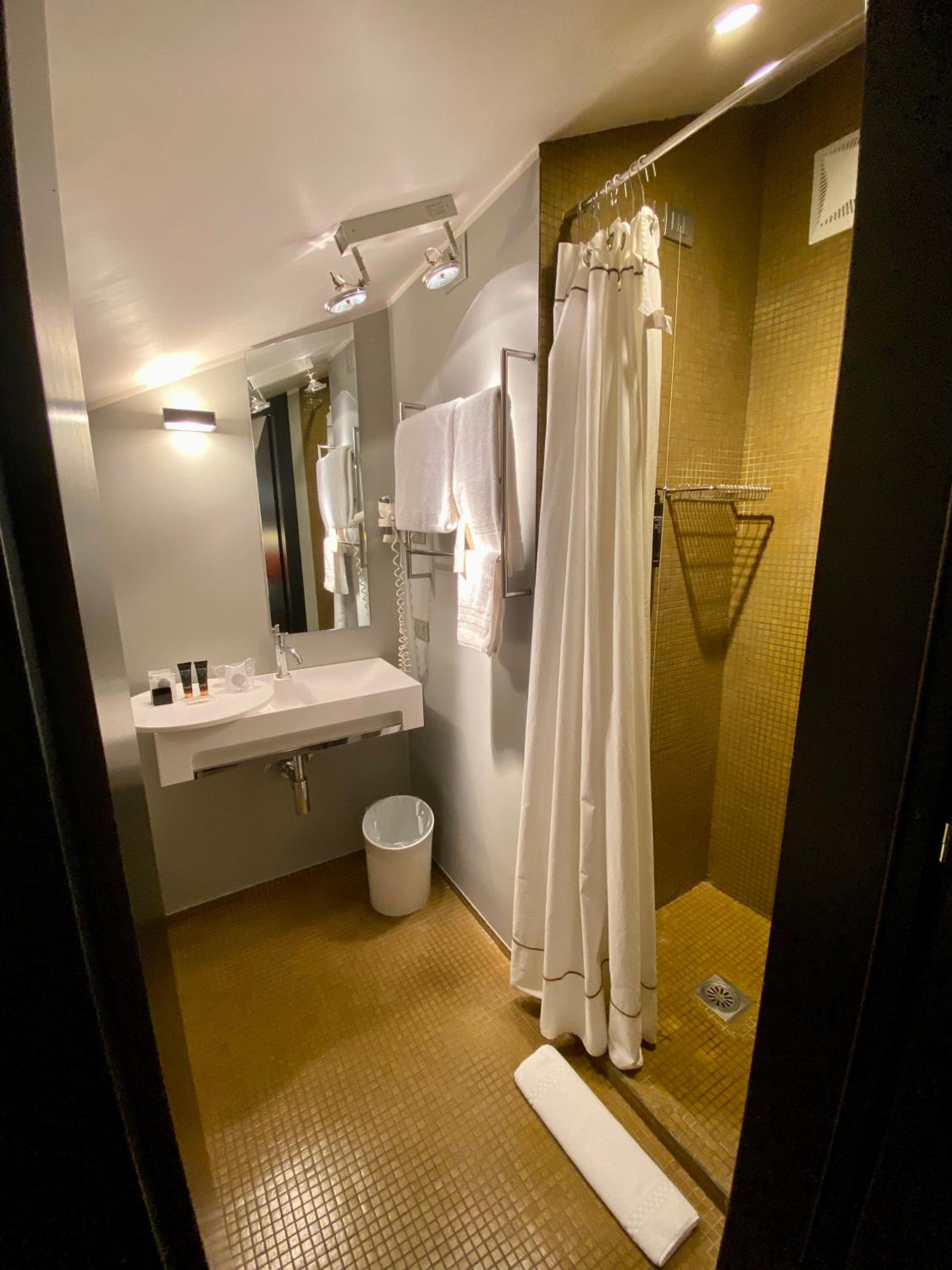 Economy Double Room - Attic - Photo 6