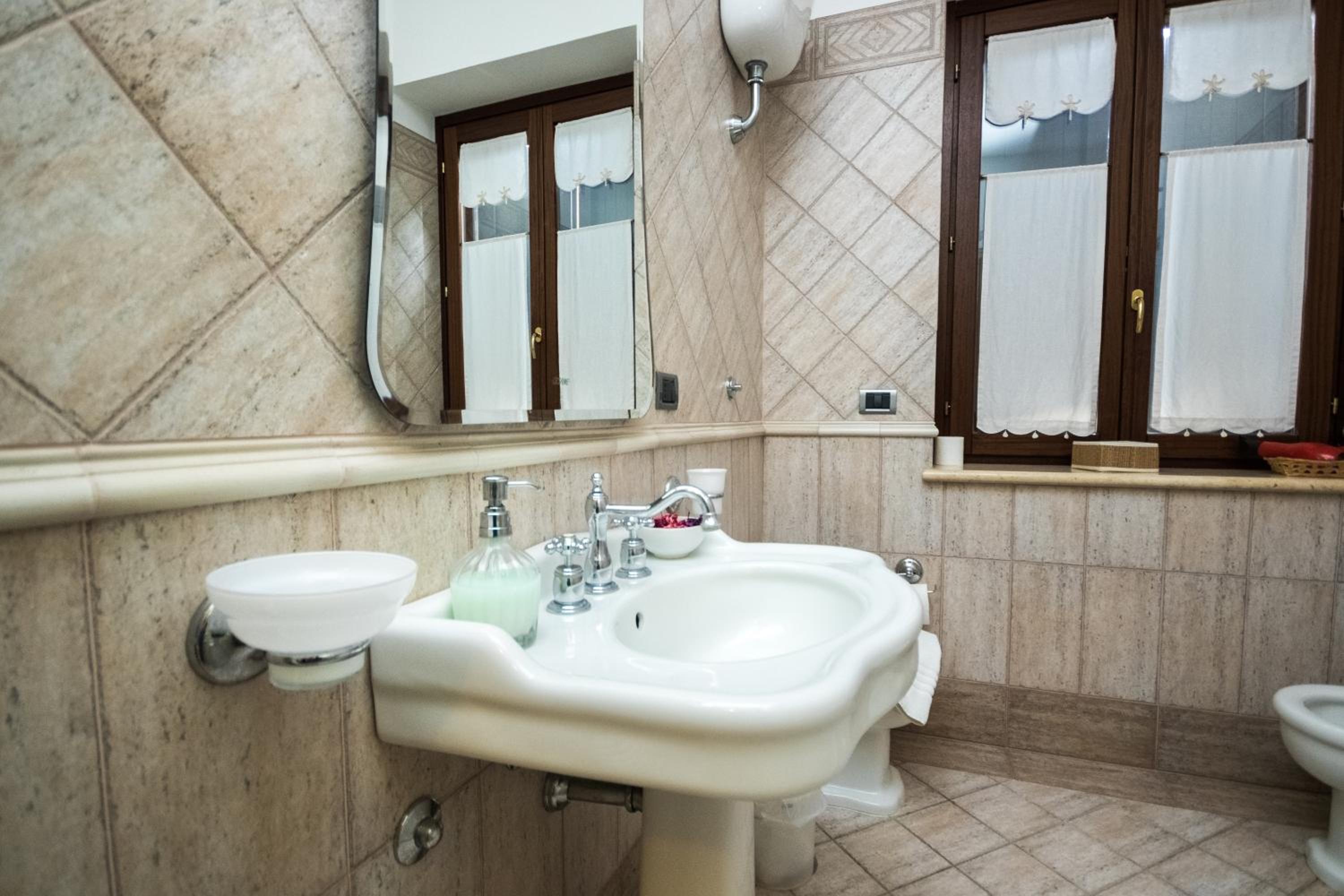 Deluxe Room (2 Adults + 1 Child) - Photo 9