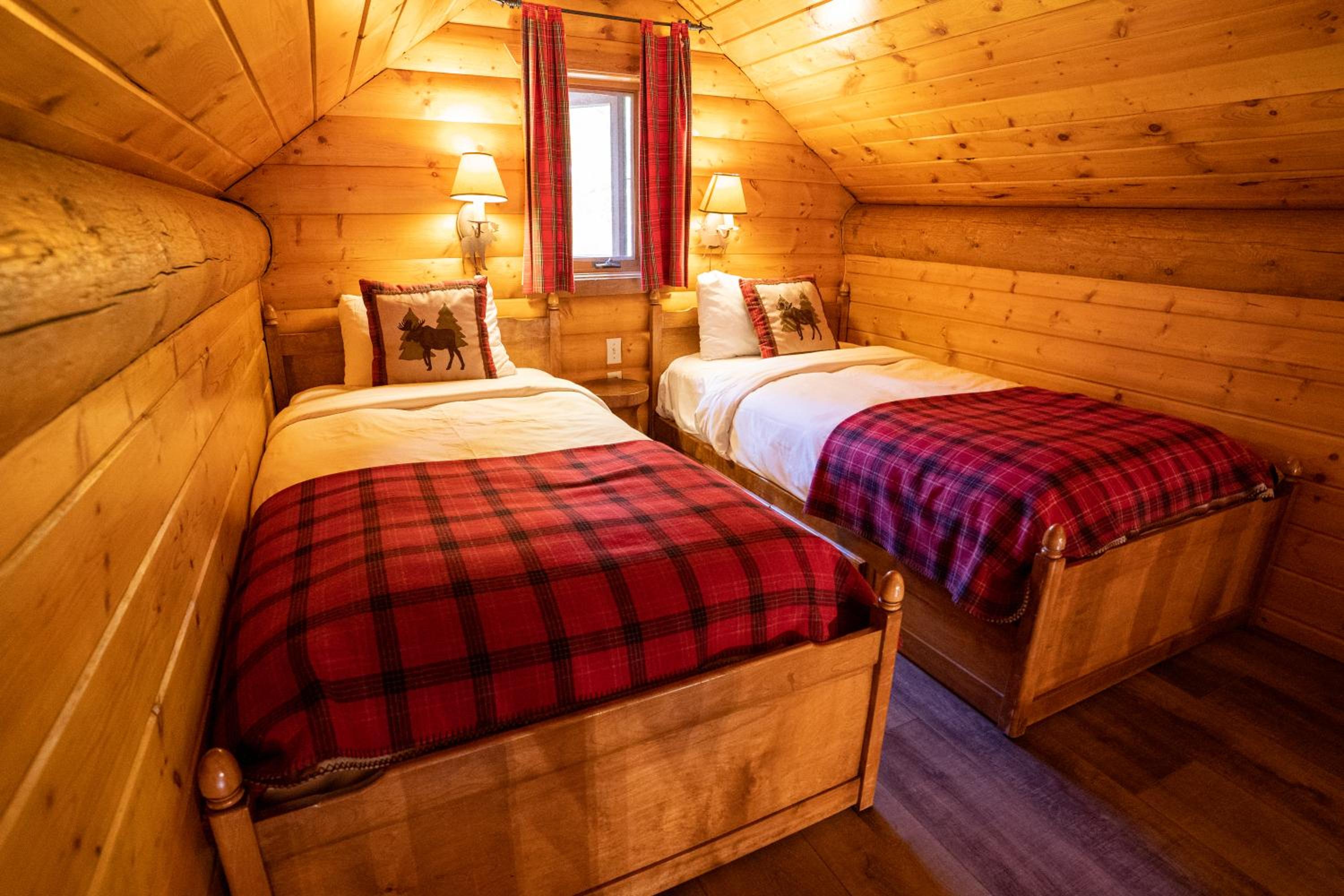 One Bedroom Loft Cabin (Ladder)