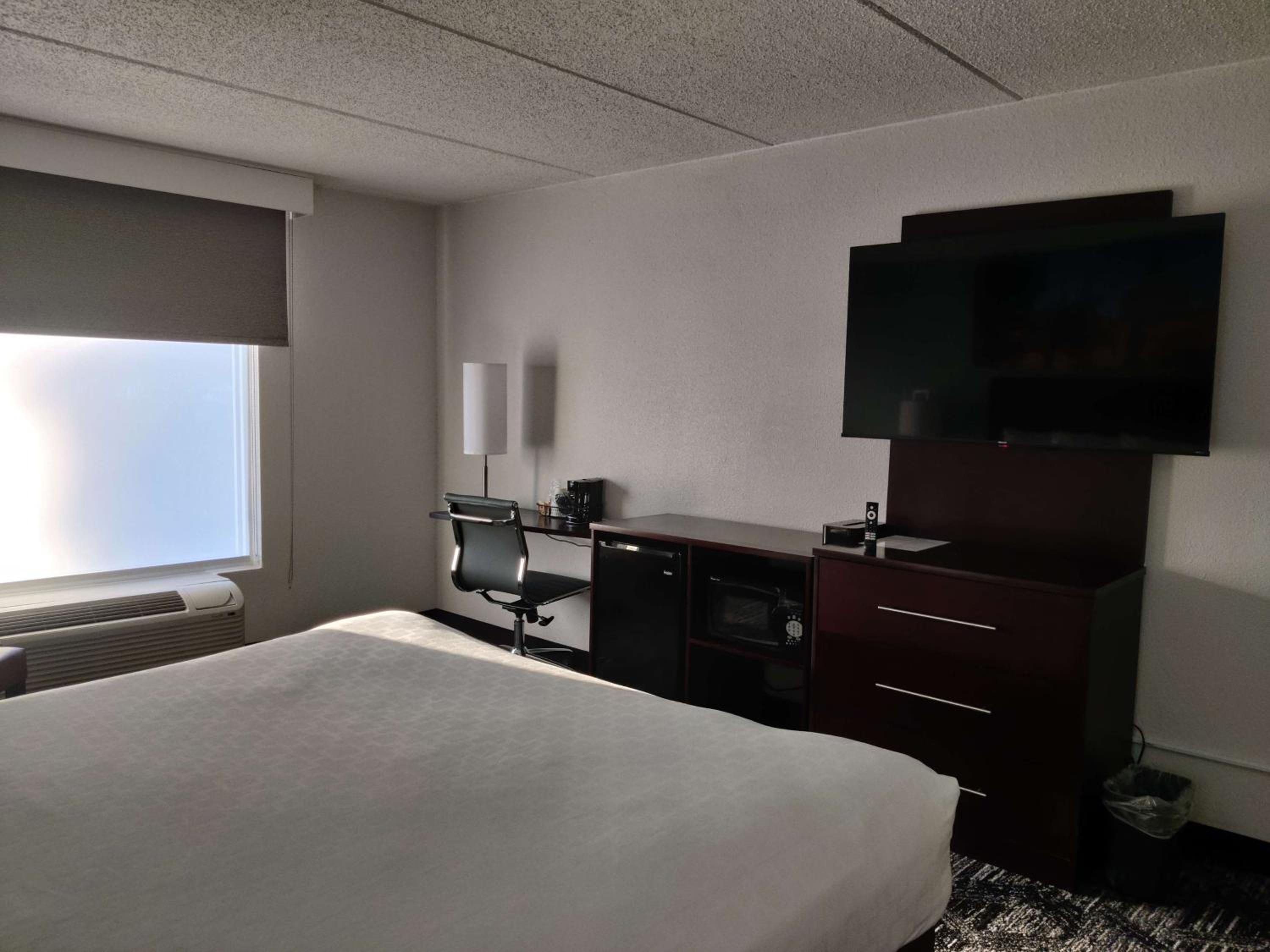 King Room with Roll-in Shower - Disability Access/Non-Smoking - Photo 1