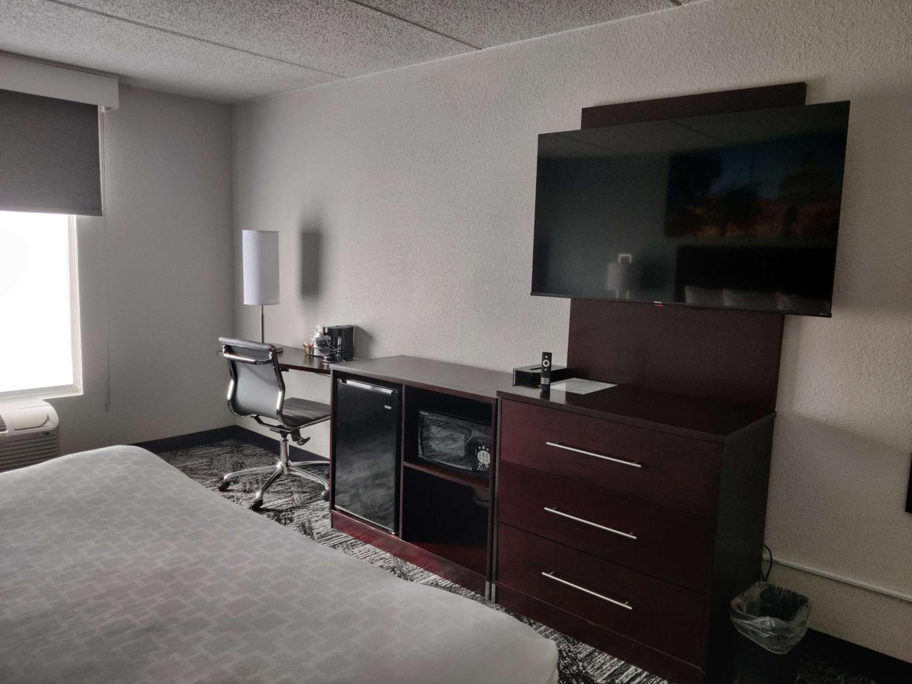 Queen Rooms with Two Queen Beds - Non-Smoking - Photo 1