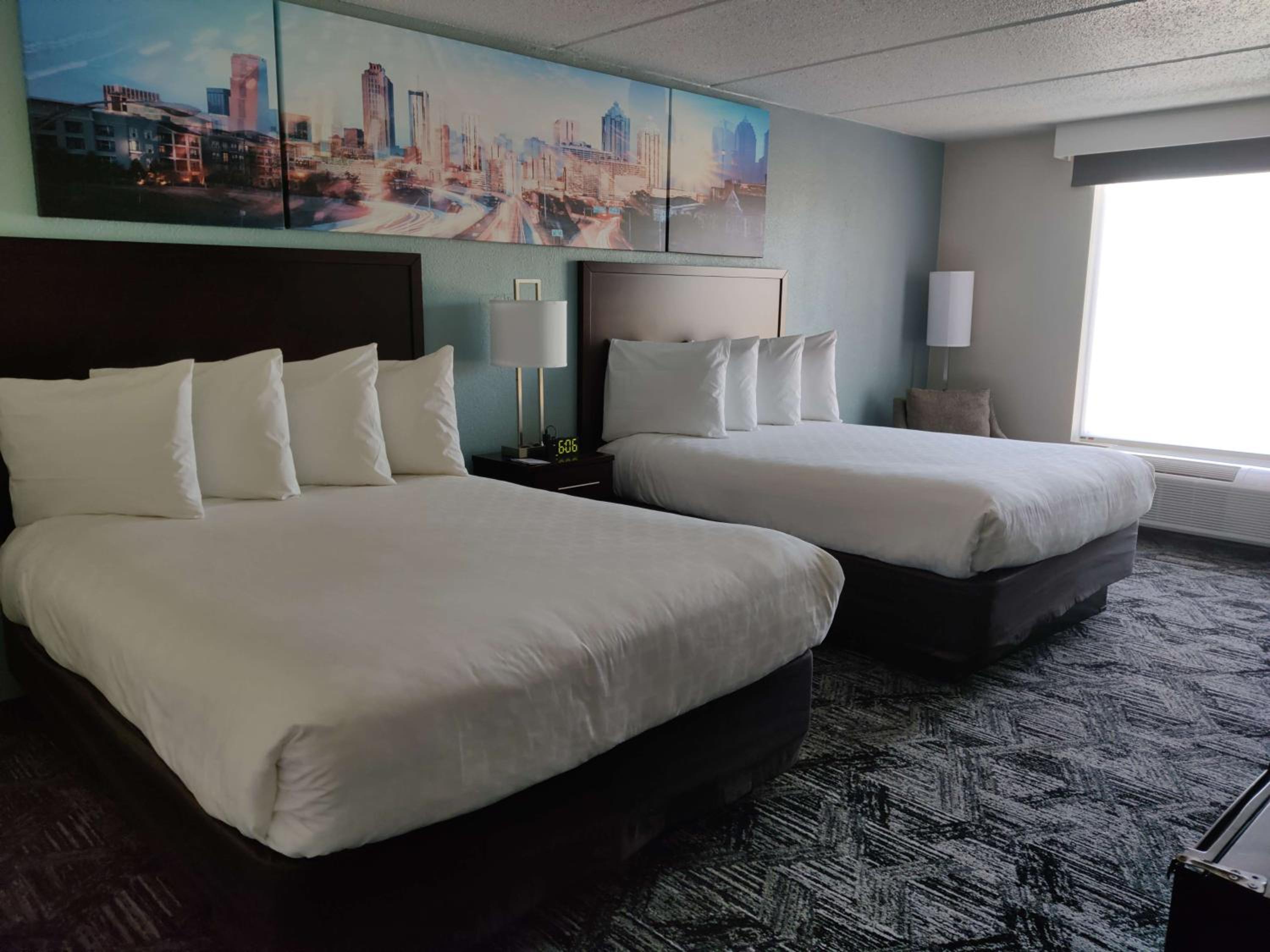 Queen Rooms with Two Queen Beds - Non-Smoking - Photo 2