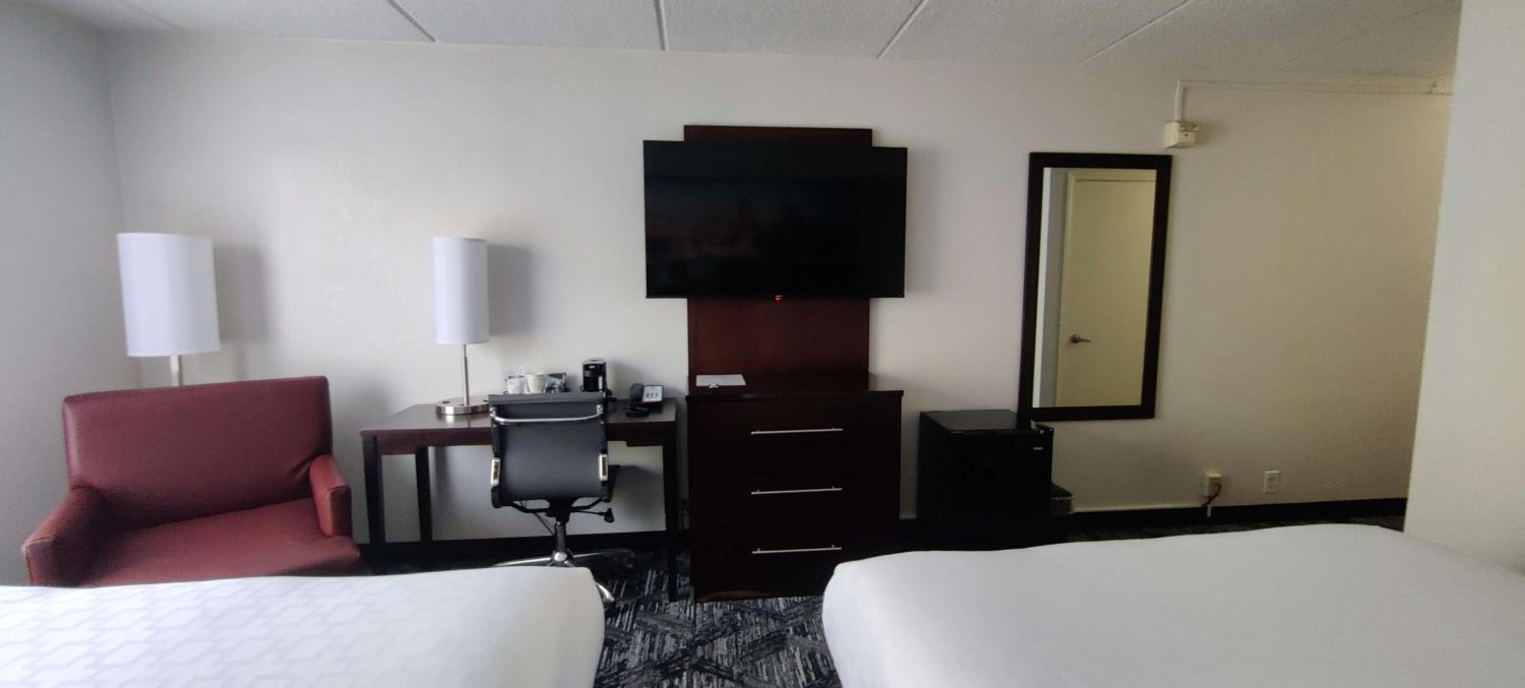 Queen Rooms with Two Queen Beds - Non-Smoking - Photo 3