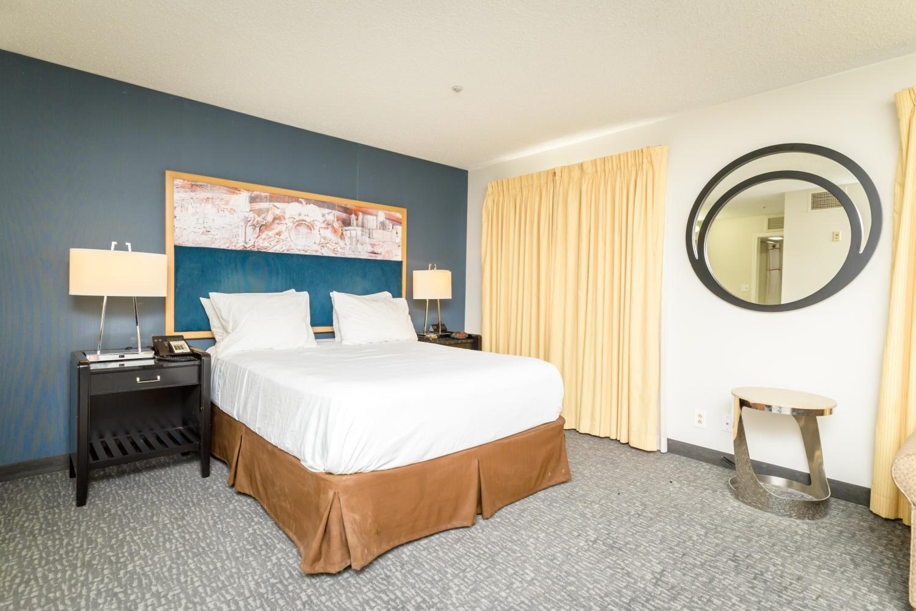 Deluxe Queen Suite - Photo 1