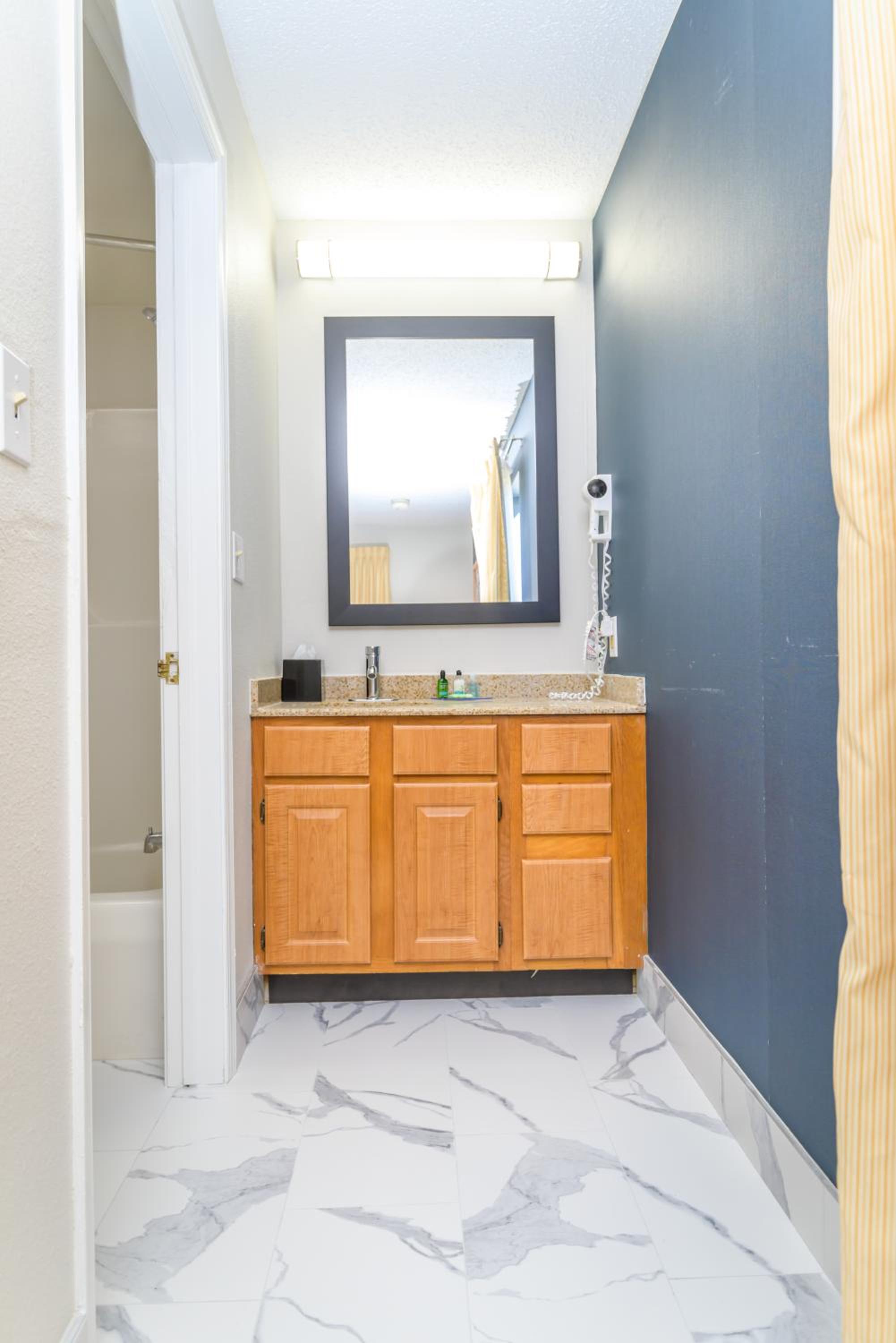 Deluxe Double or Twin Room - Photo 6
