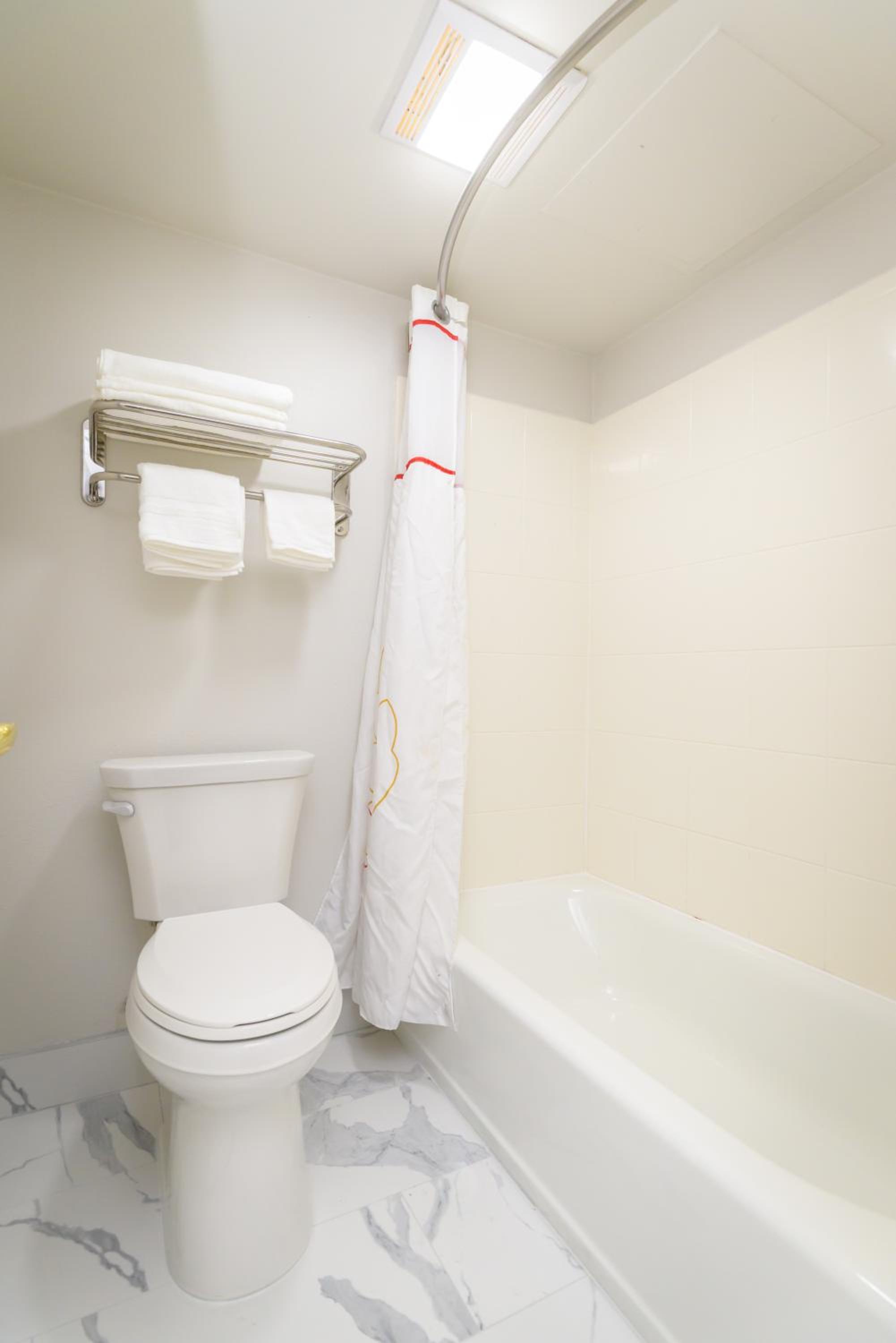 Deluxe Queen Suite - Photo 2