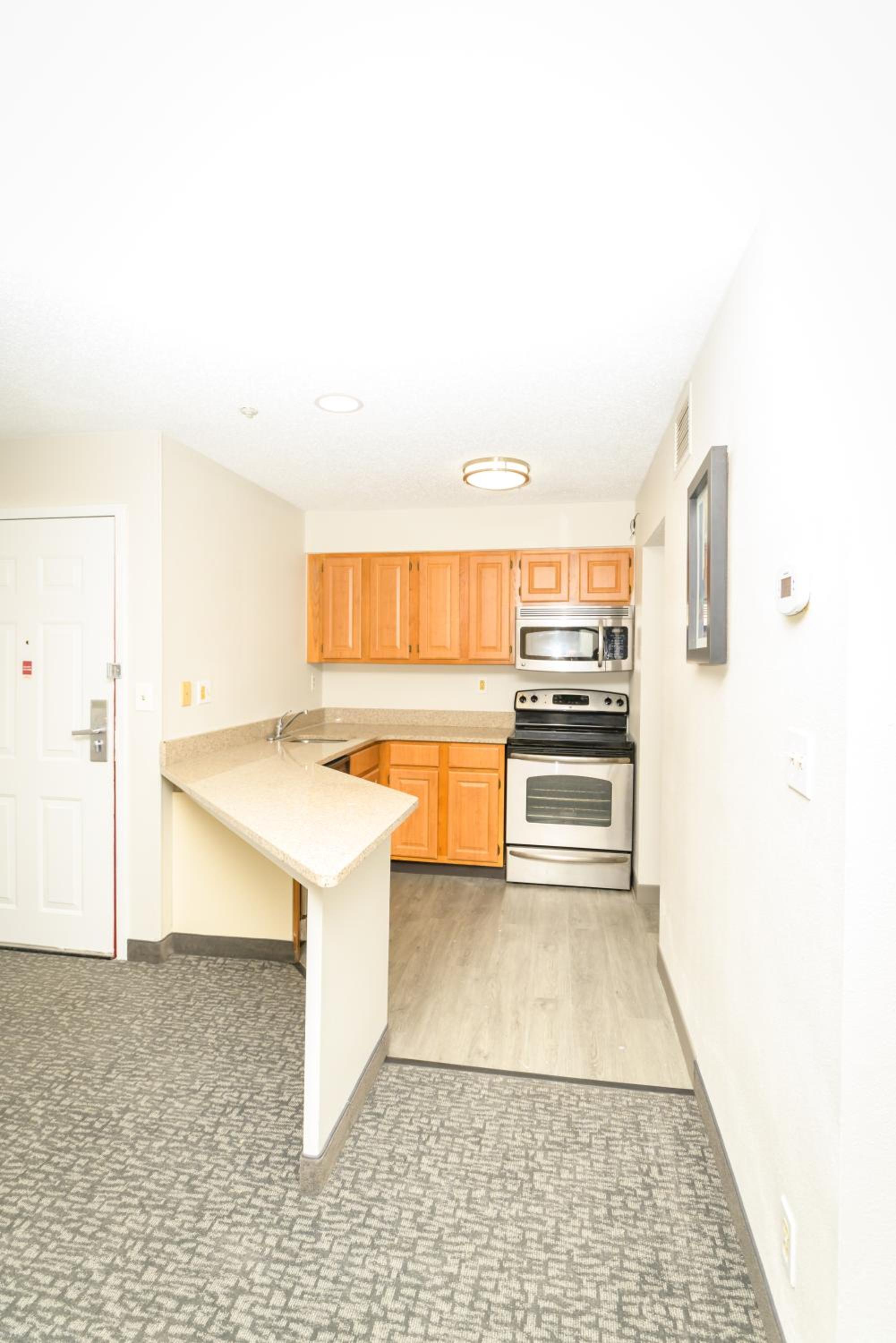 Deluxe Queen Suite - Photo 8