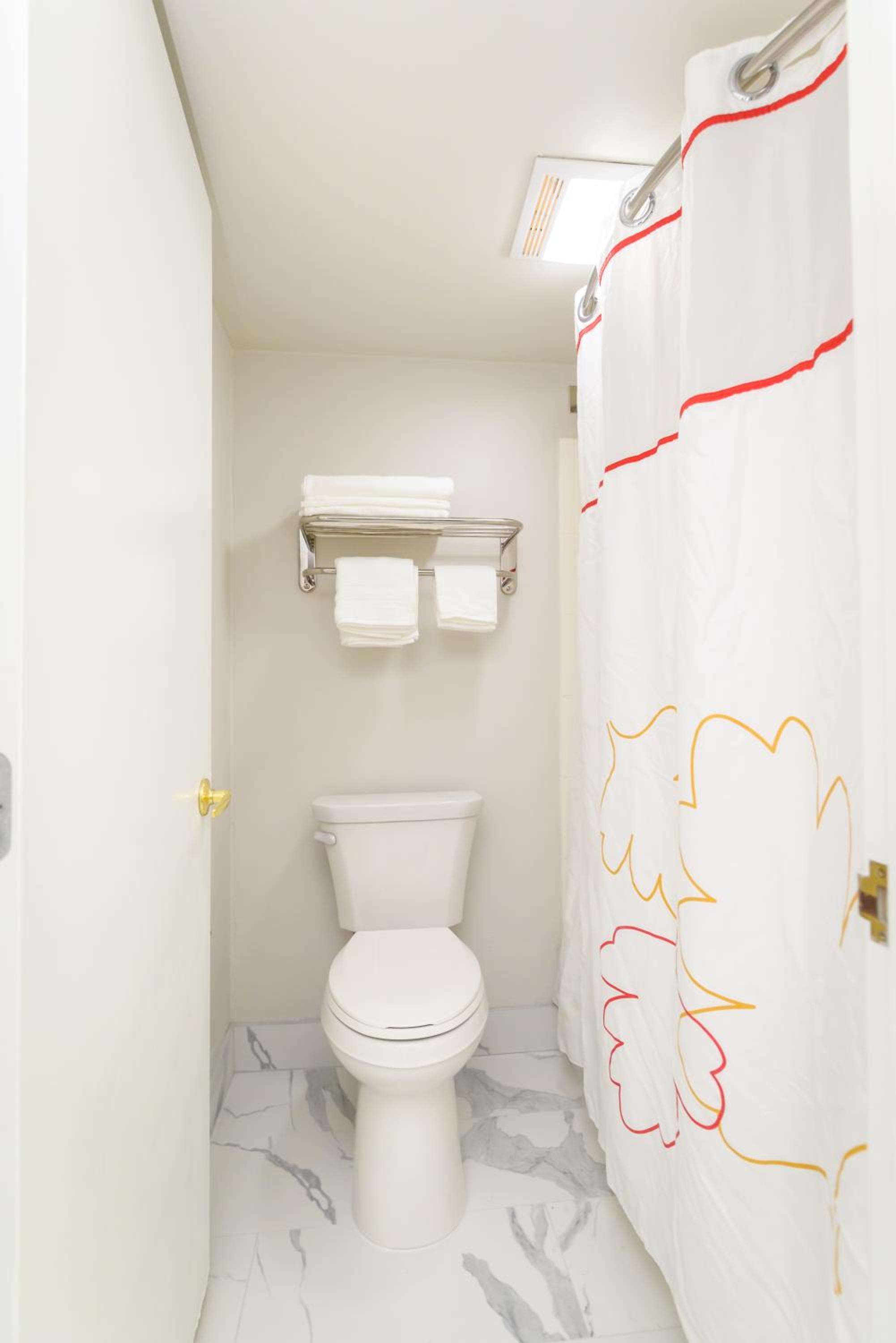 Deluxe Queen Suite - Photo 9