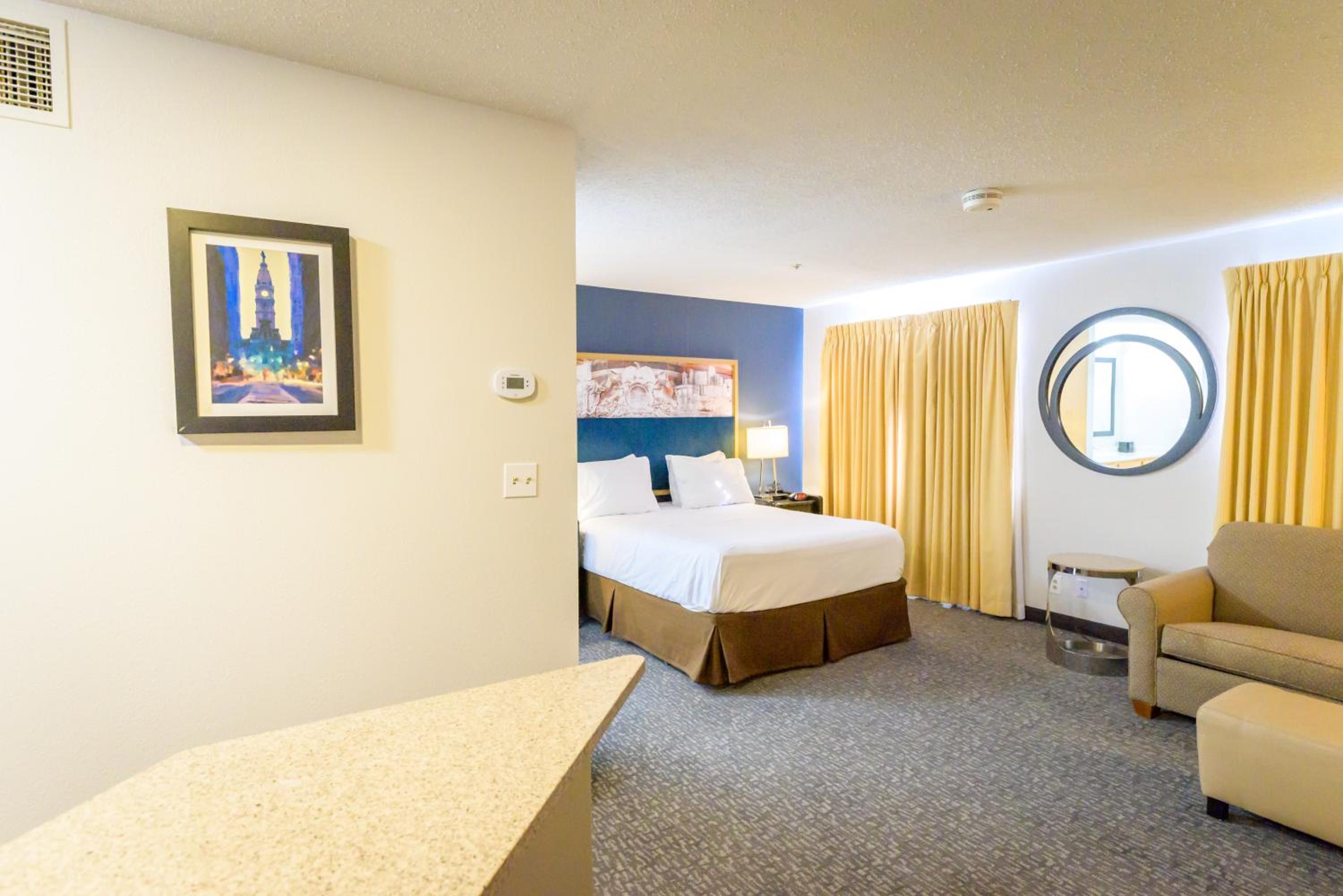 Deluxe Queen Suite - Photo 3