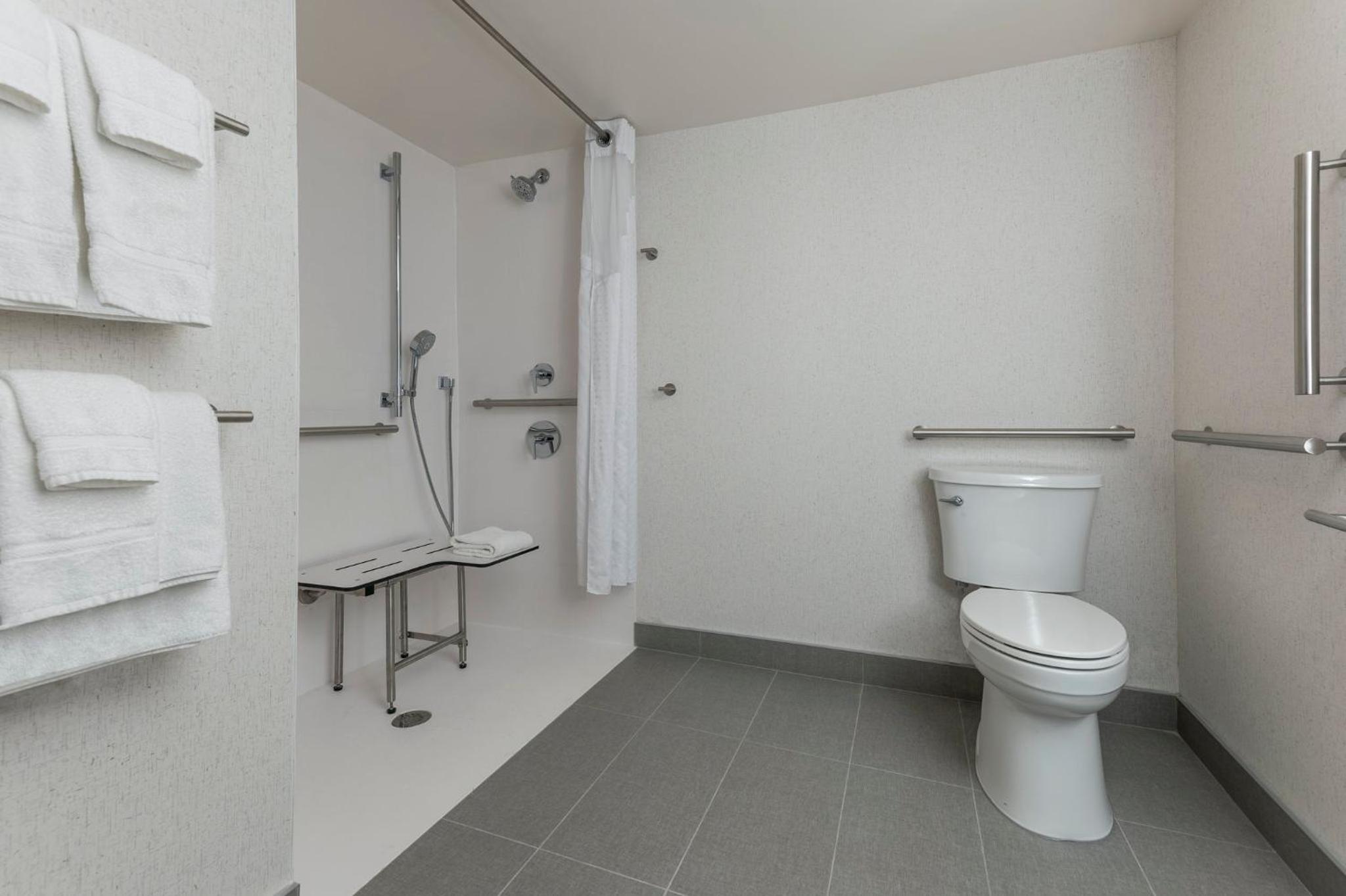 Standard King Room with Harbor View and Balcony - Accessible - Photo 9