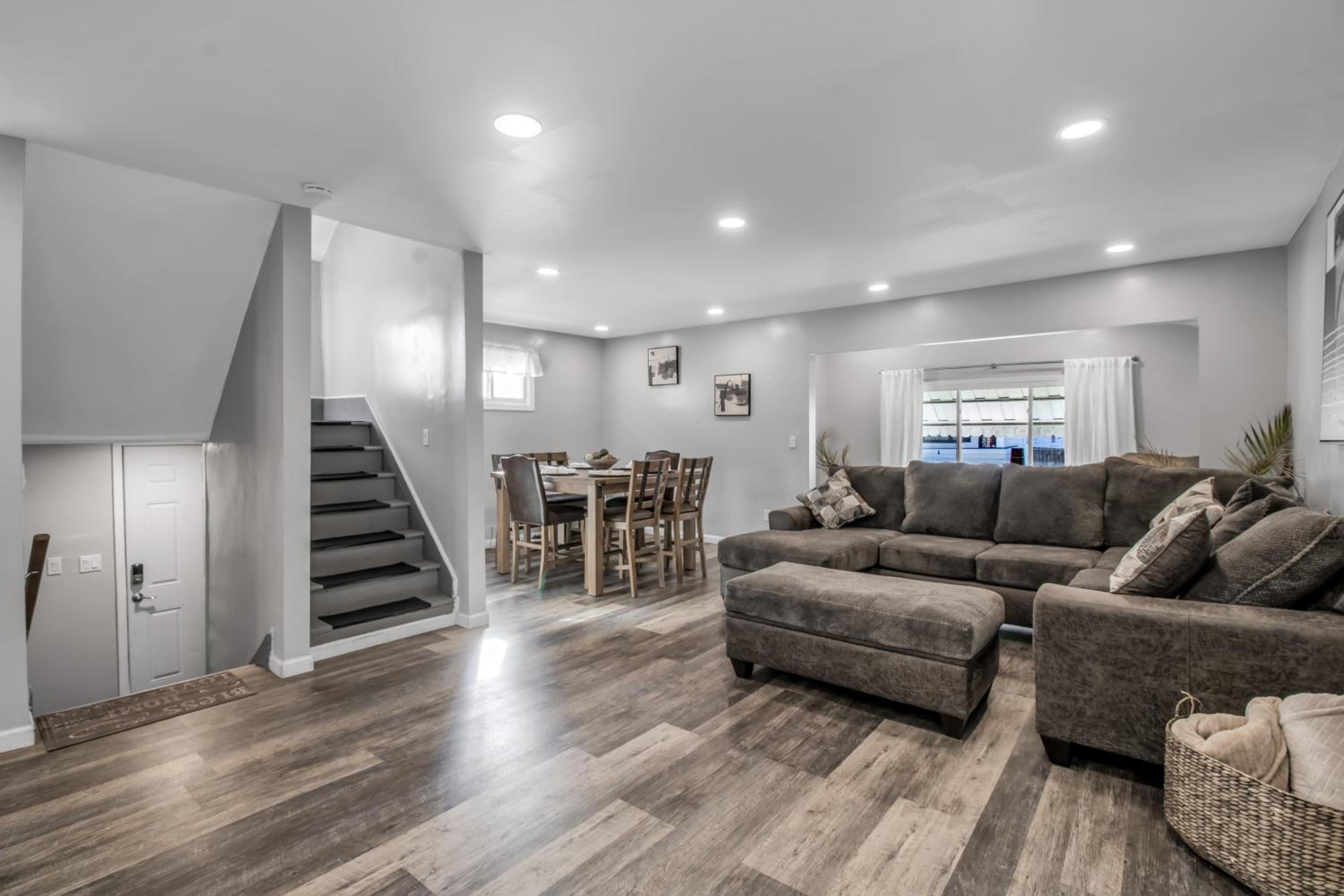 Five-Bedroom House photo 1