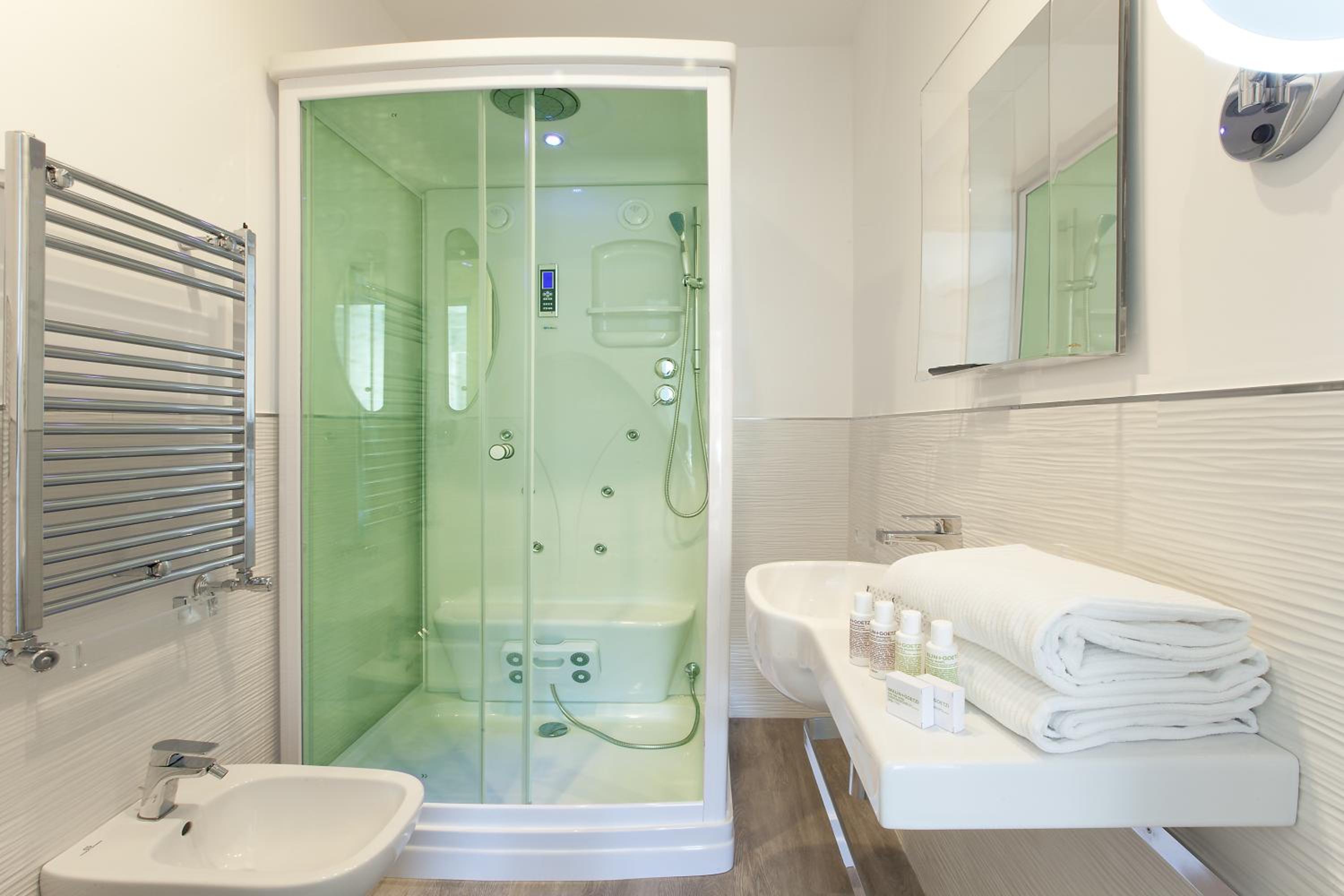 Deluxe Double Room with Balcony photo 2