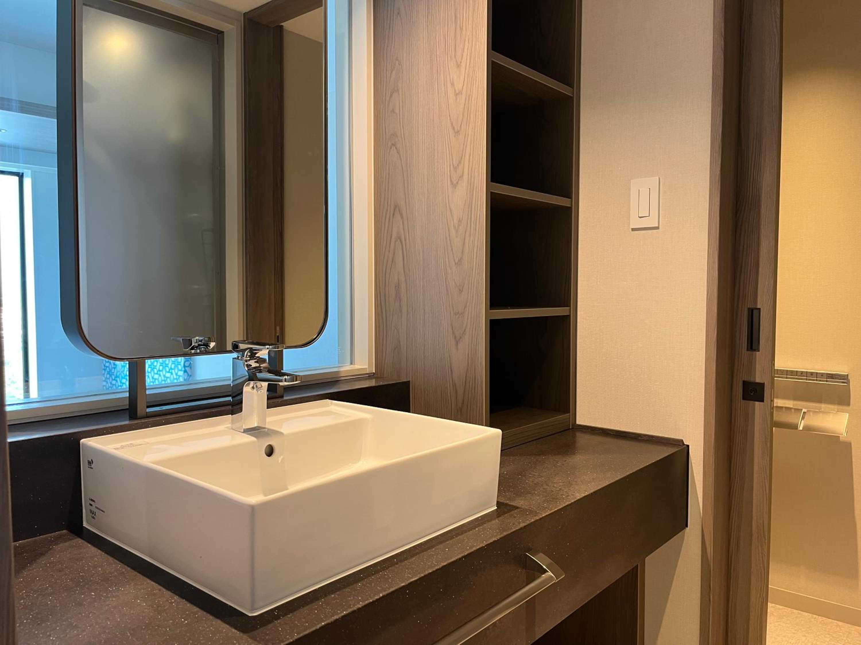 Twin Room - Club Floor with Lounge Access - Non-Smoking - Photo 3