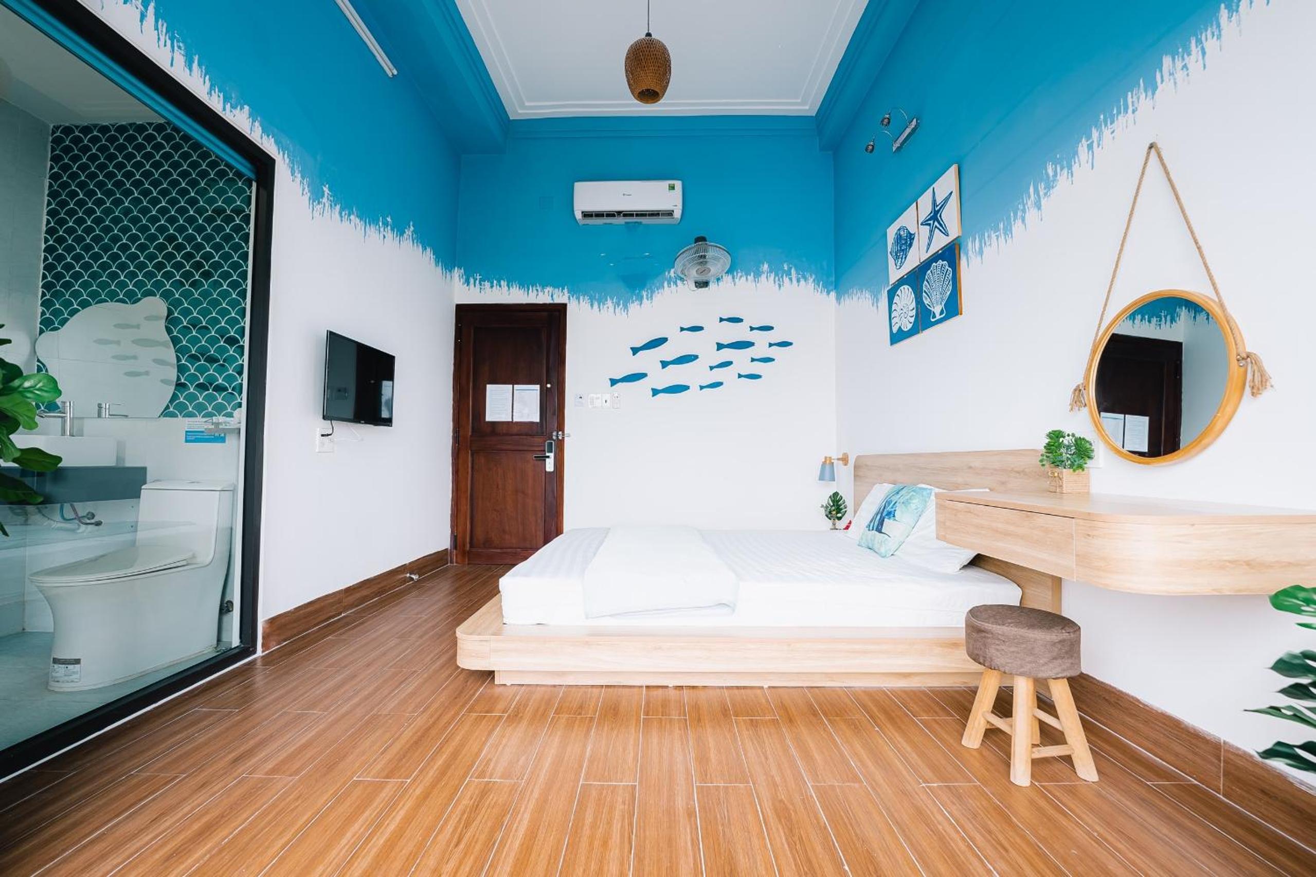 King Room with Balcony - Photo 7