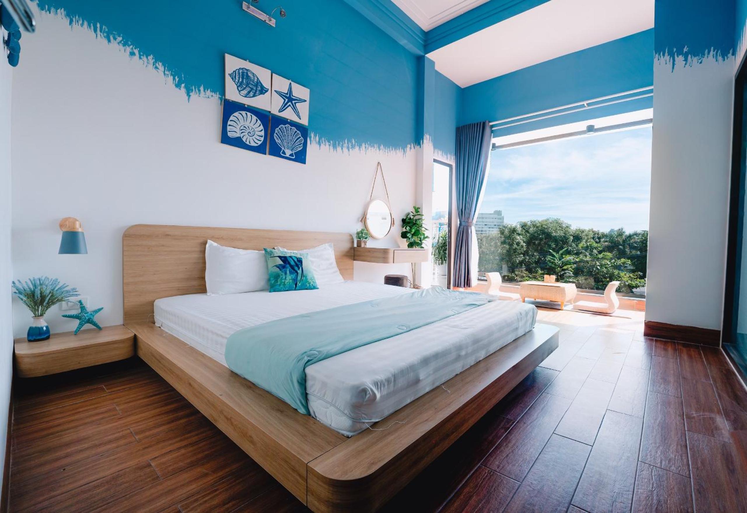 King Room with Balcony - Photo 6