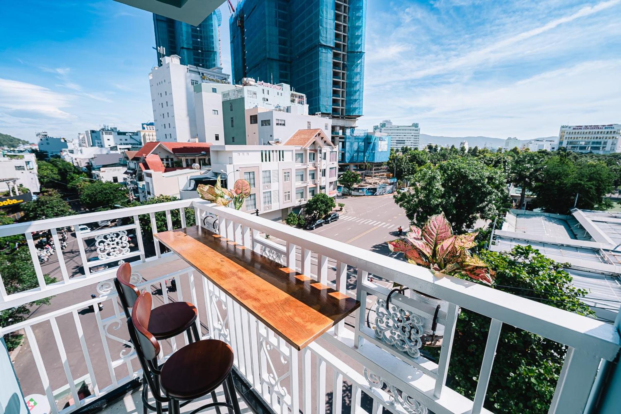 King Room with Balcony - Photo 16