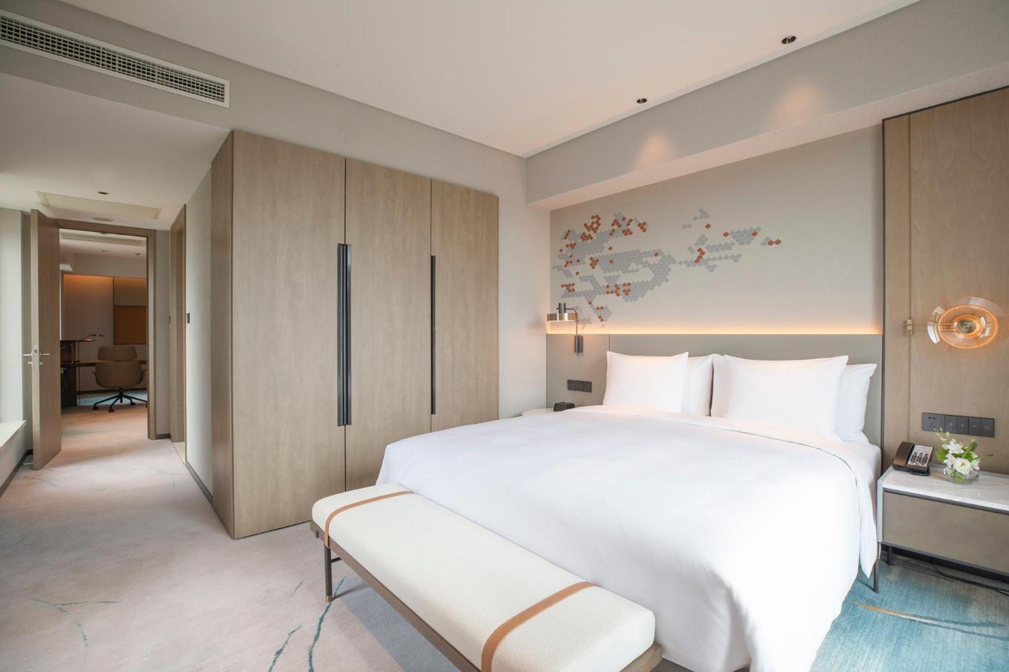 One-Bedroom Suite - Photo 7
