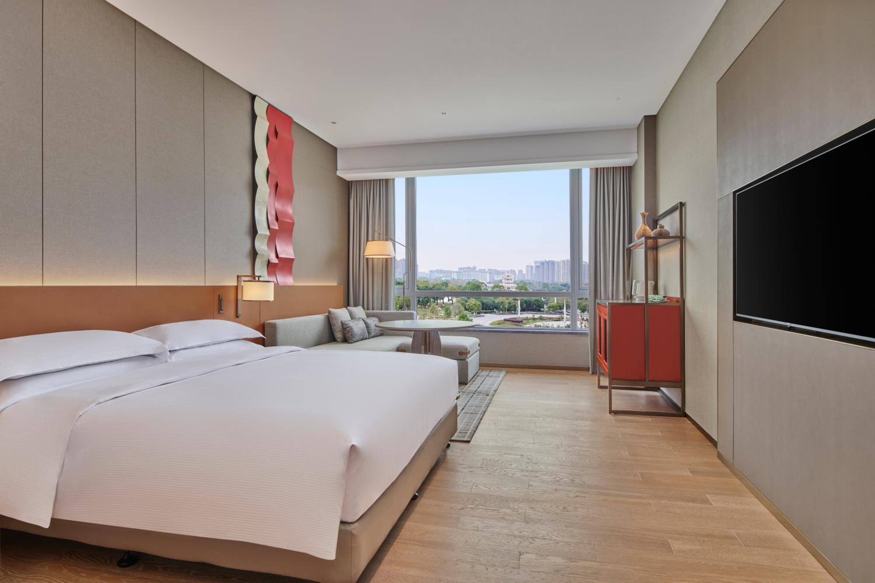 Deluxe King Room with Private Balcony photo 2