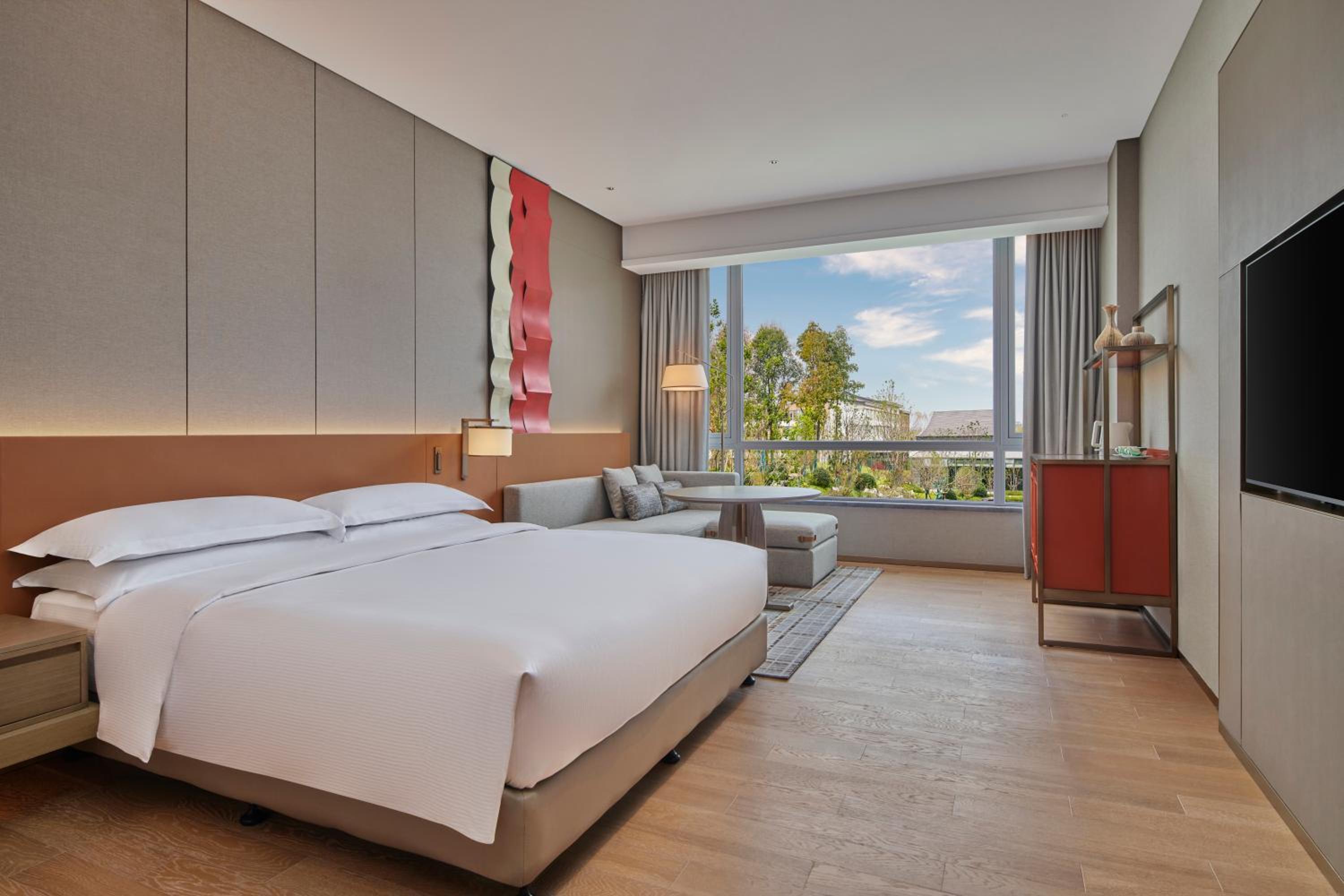 Deluxe King Room with Private Balcony photo 2