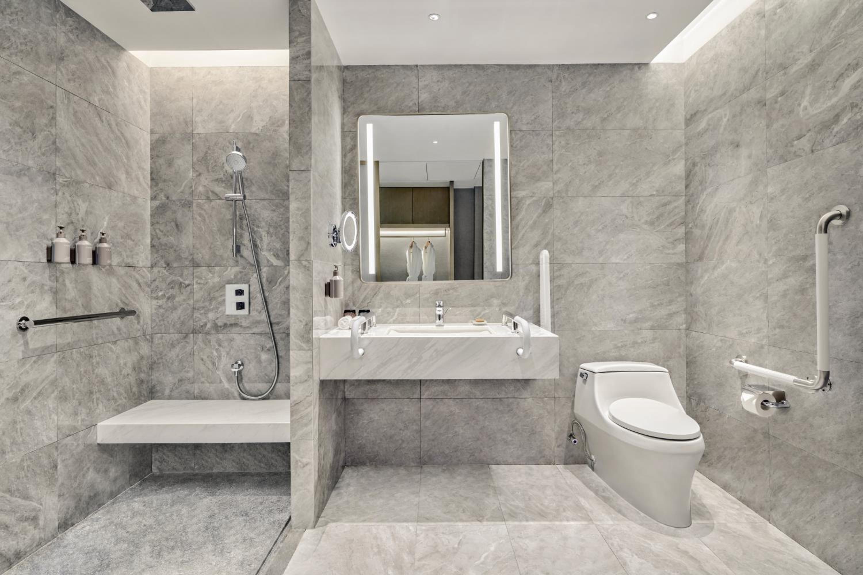 King Room - Mobility Accessible  photo 3