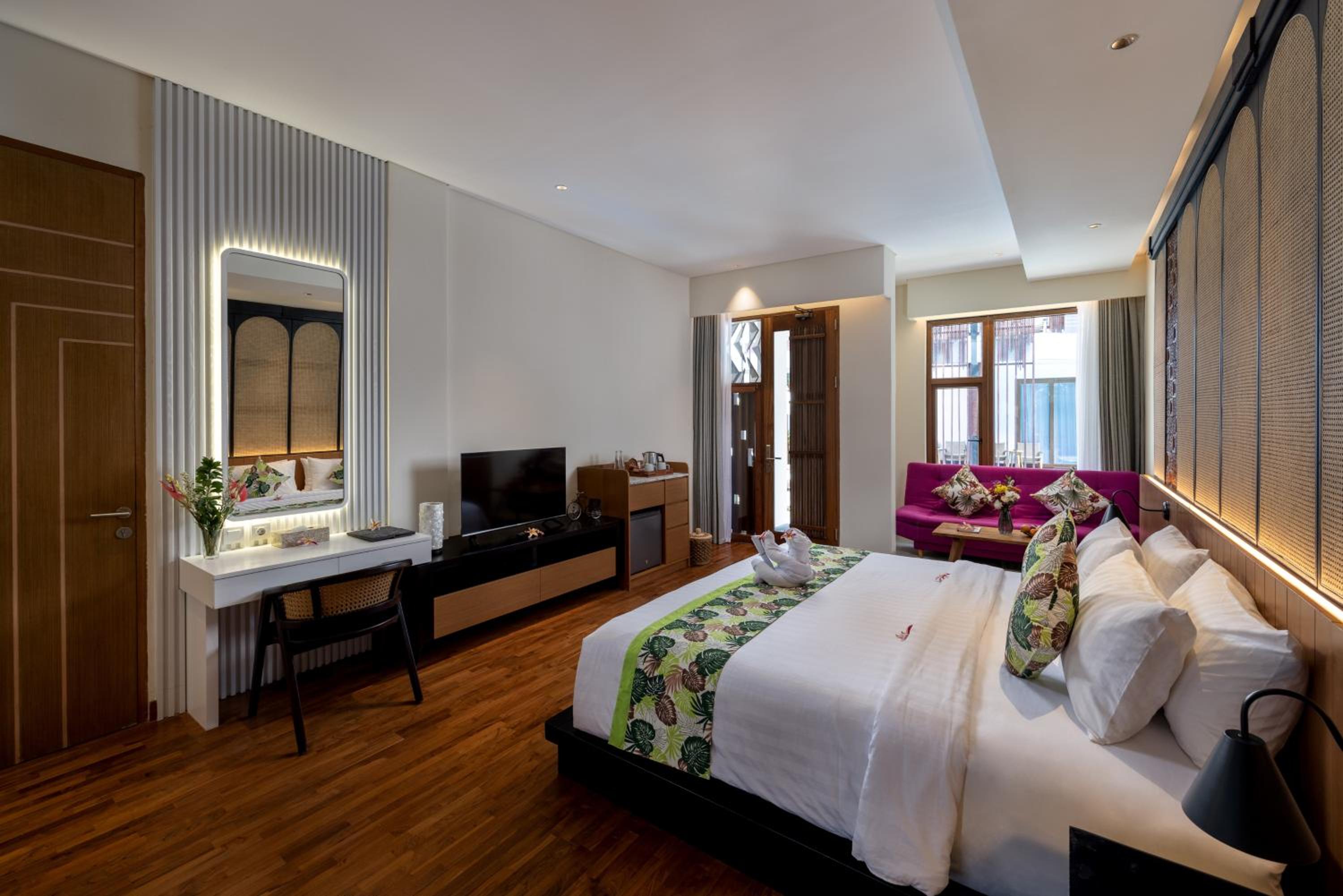 Suite - Photo 1