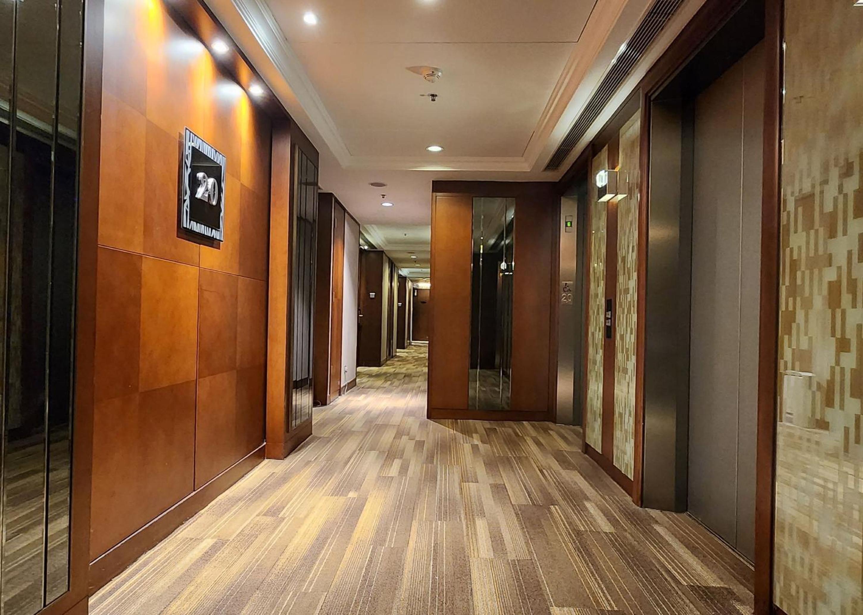 Deluxe Queen or Twin Room (11-23/F) photo 2