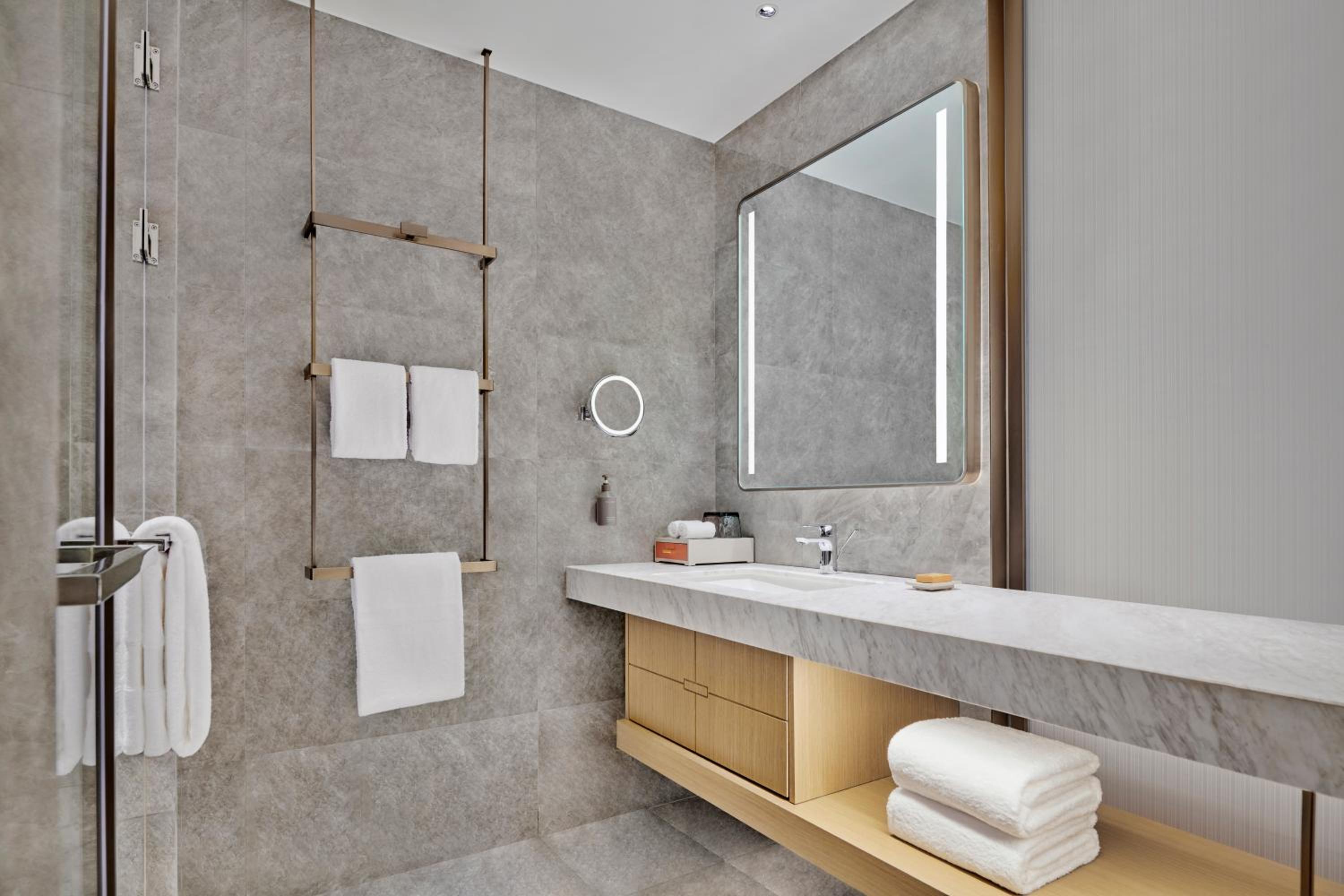 Deluxe King Room with Private Balcony photo 3