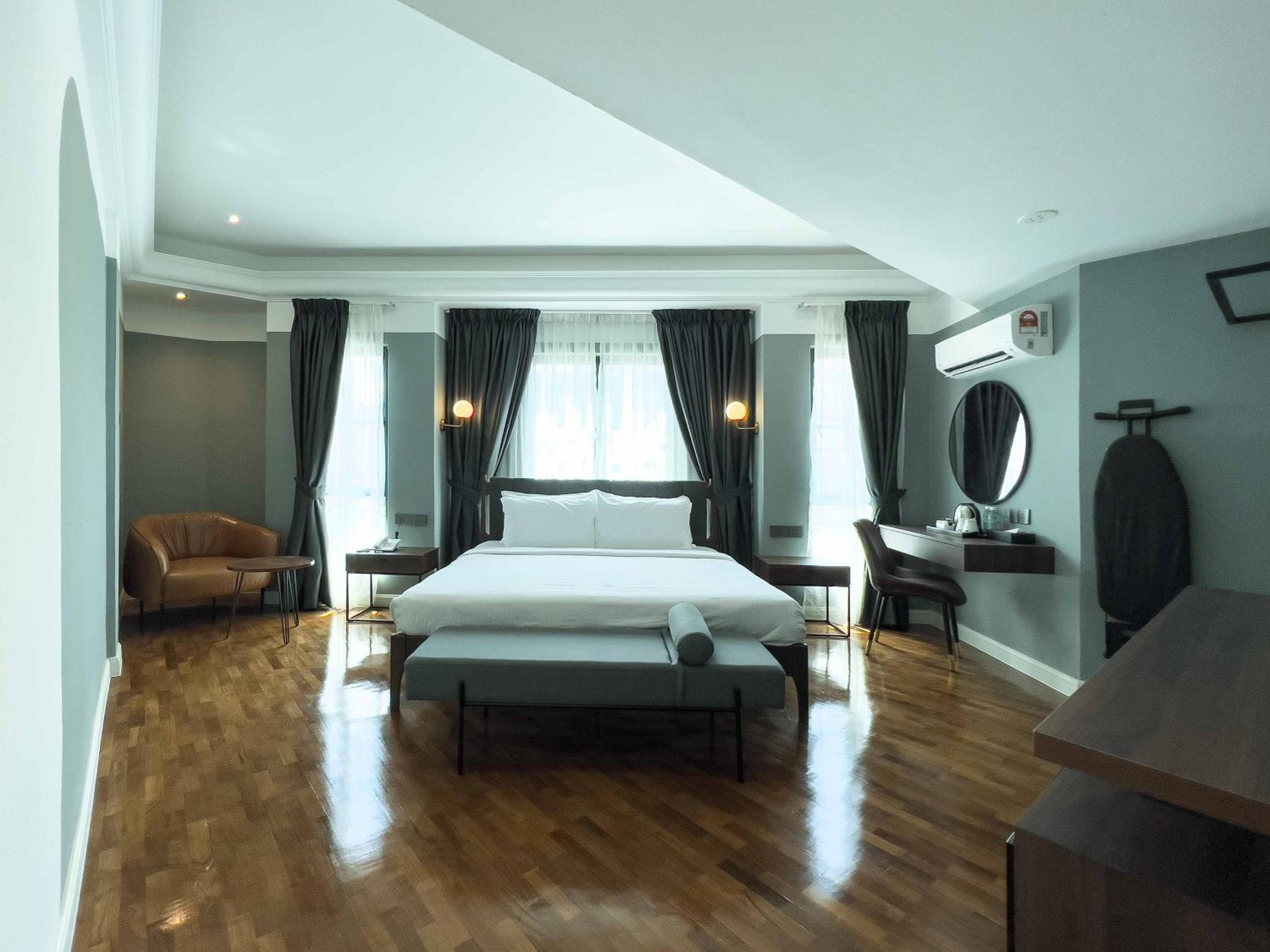 Deluxe Double Room with Balcony (Costa King Room)