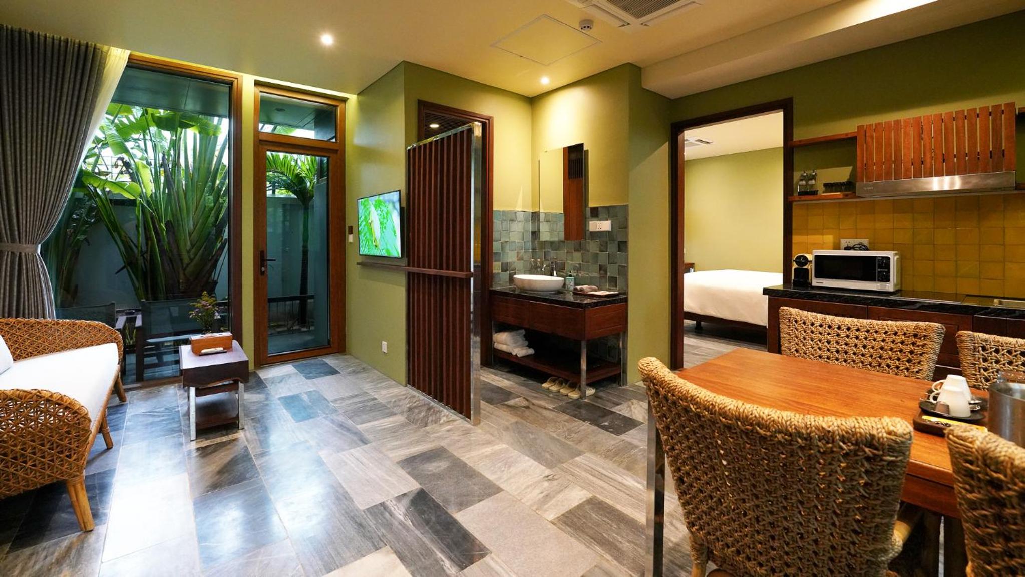 Suite with Garden View