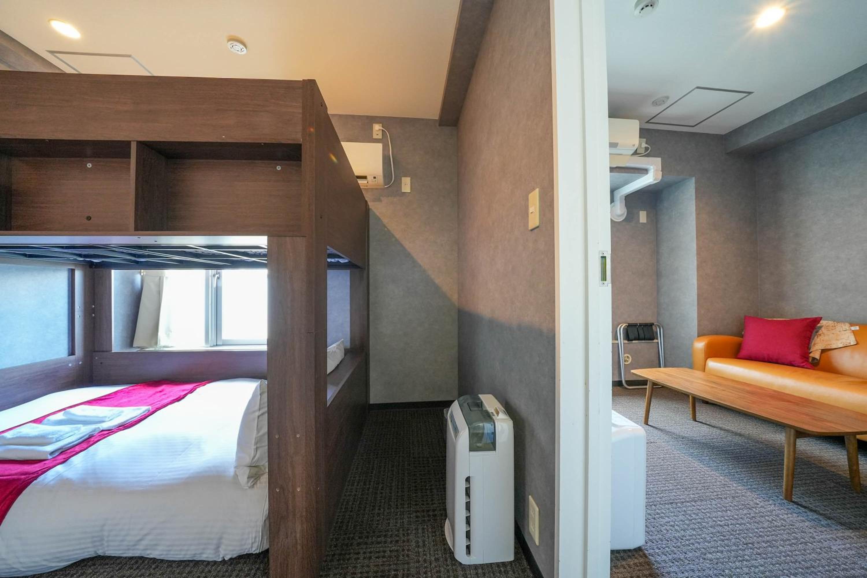 Deluxe Family Suite - Photo 14