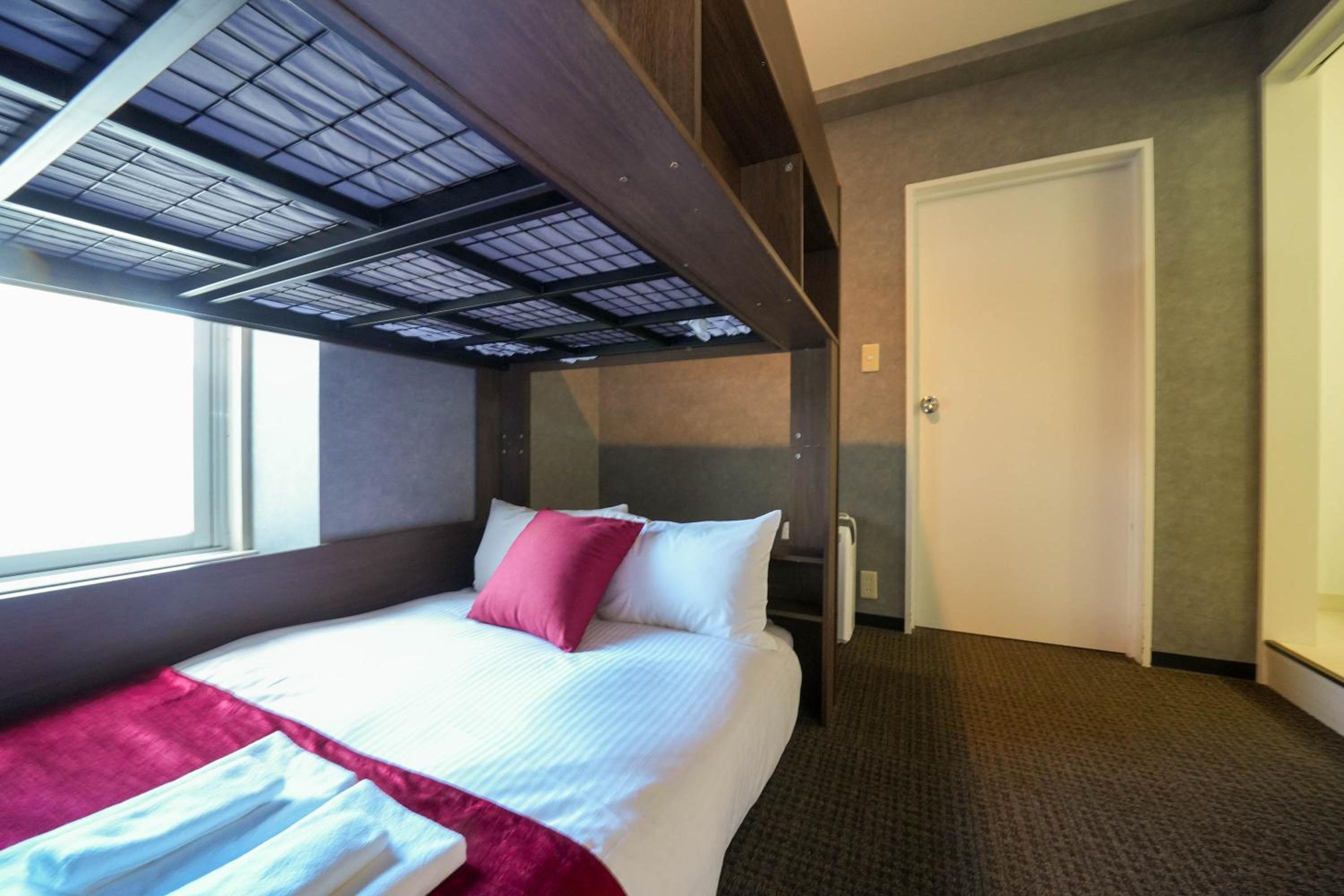 Deluxe Family Suite - Photo 13