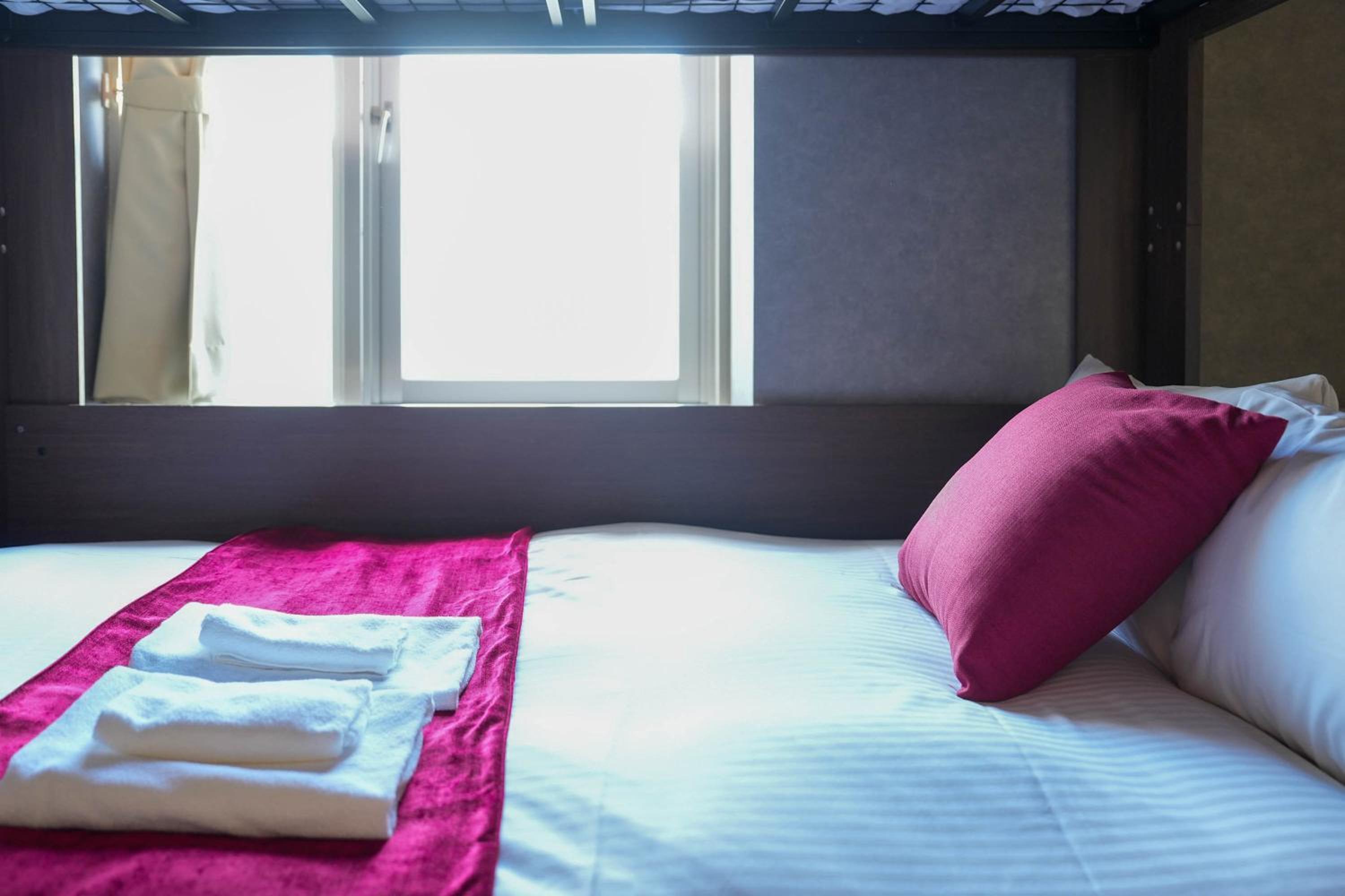 Deluxe Family Suite - Photo 12
