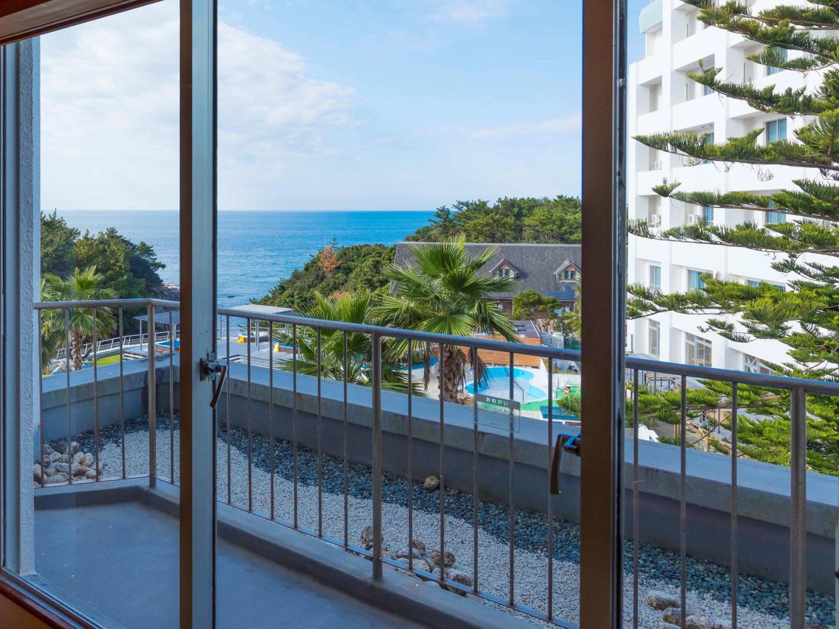 Standard Japanese-Style Family Room With Bathroom With Bay View
