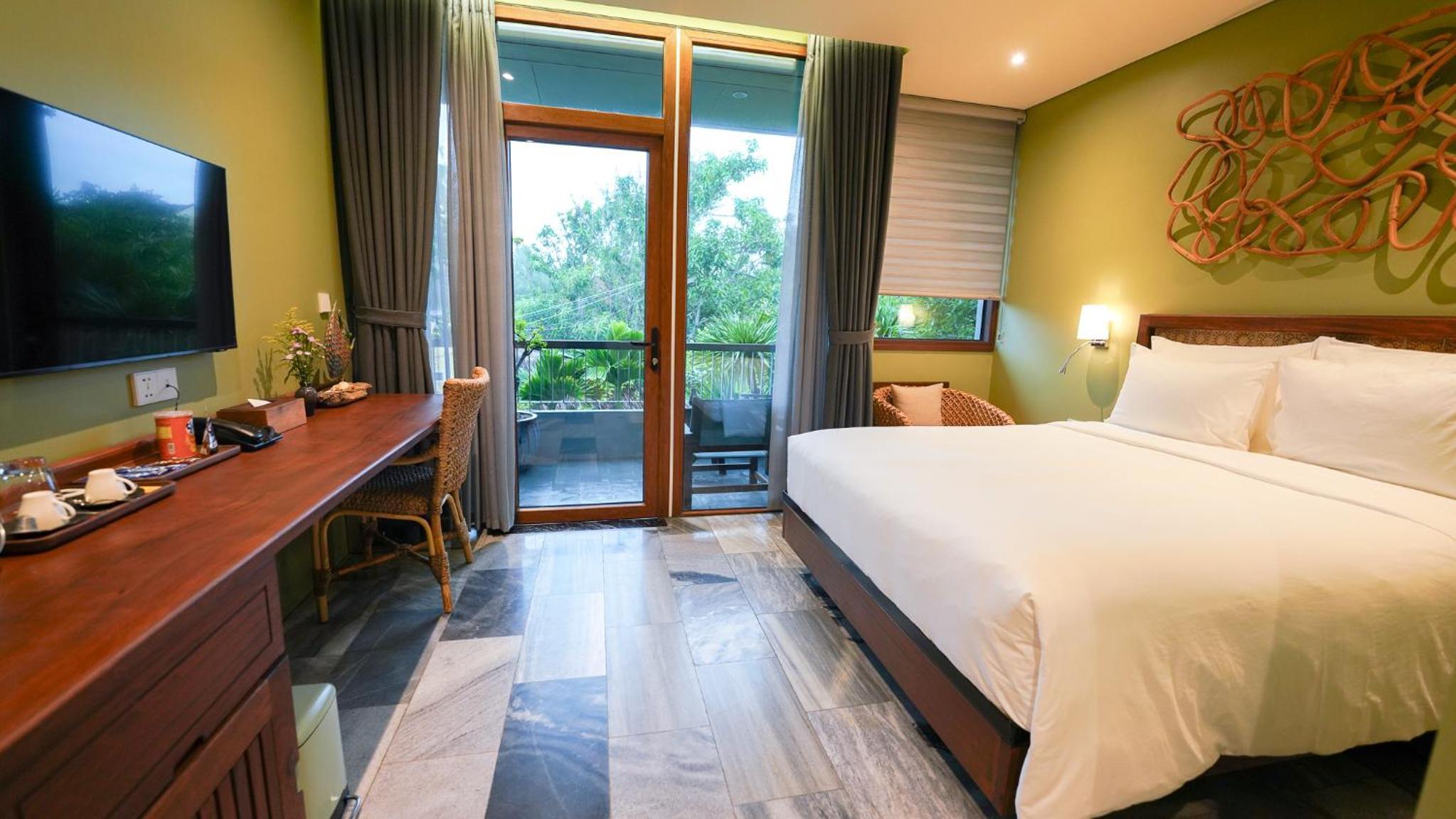 Queen Room with Pool View