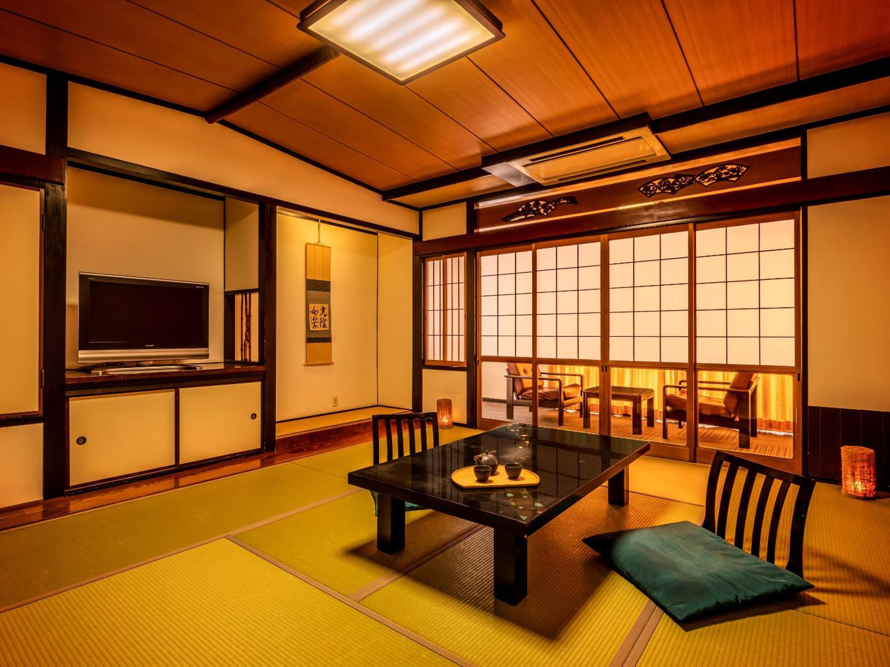 Standard Japanese-Style-Room holds 5 people(No View) - Shared Bathroom - Non-Smoking photo 1