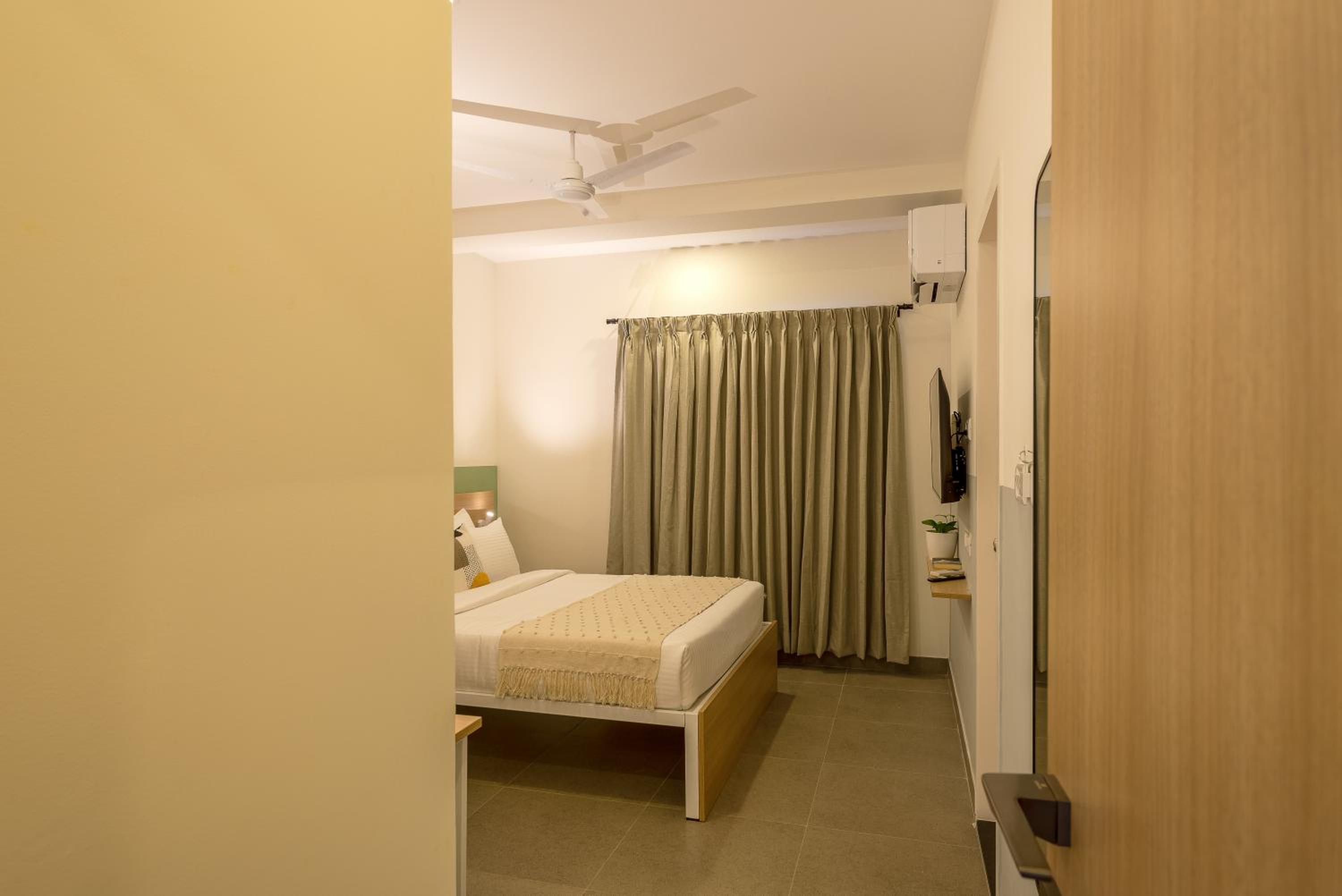 Standard Double Room - Photo 17