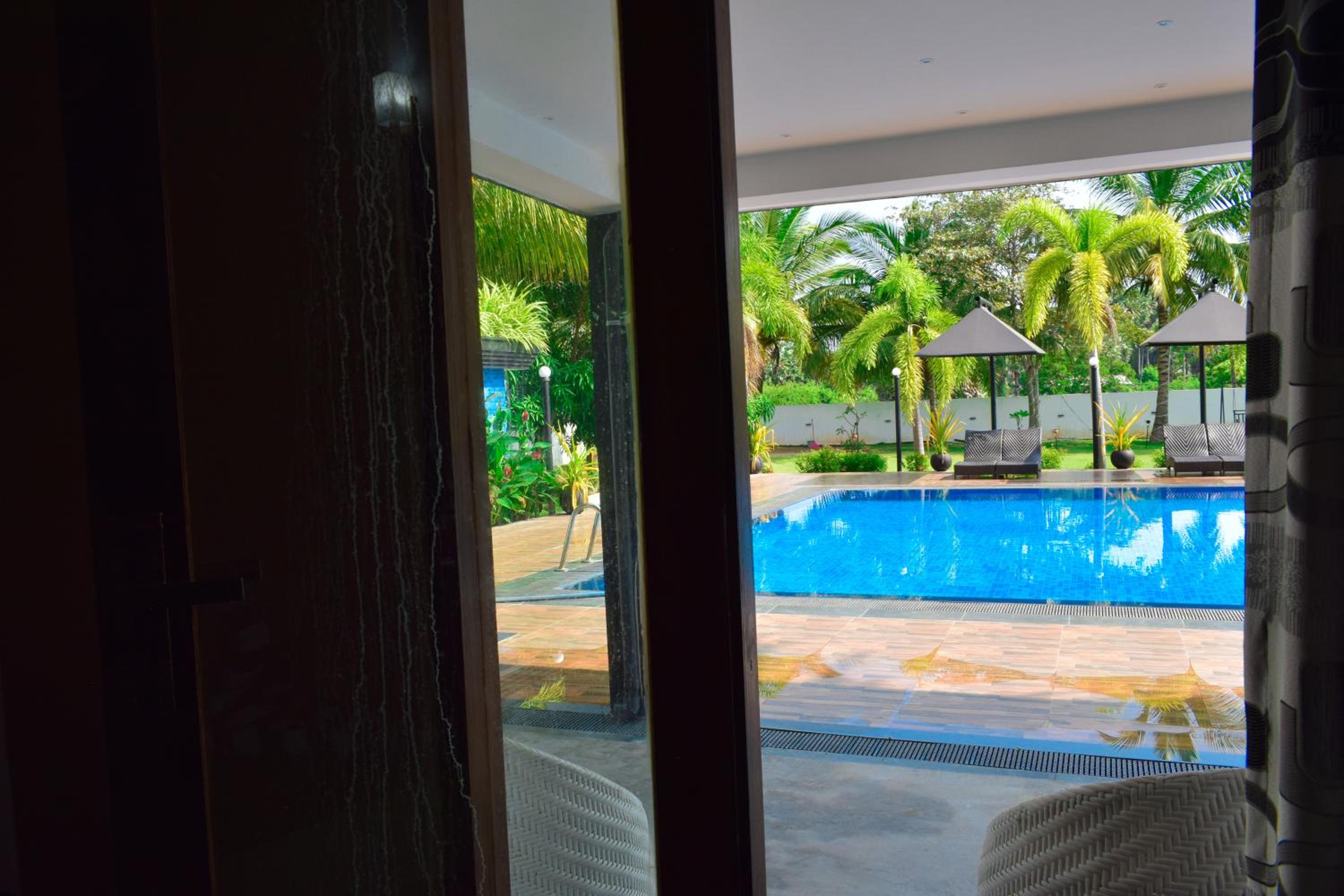 Double Room with Pool View photo 2