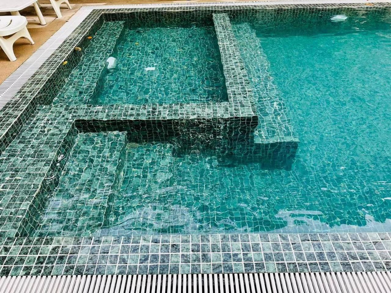 Suite with Pool View - Photo 4