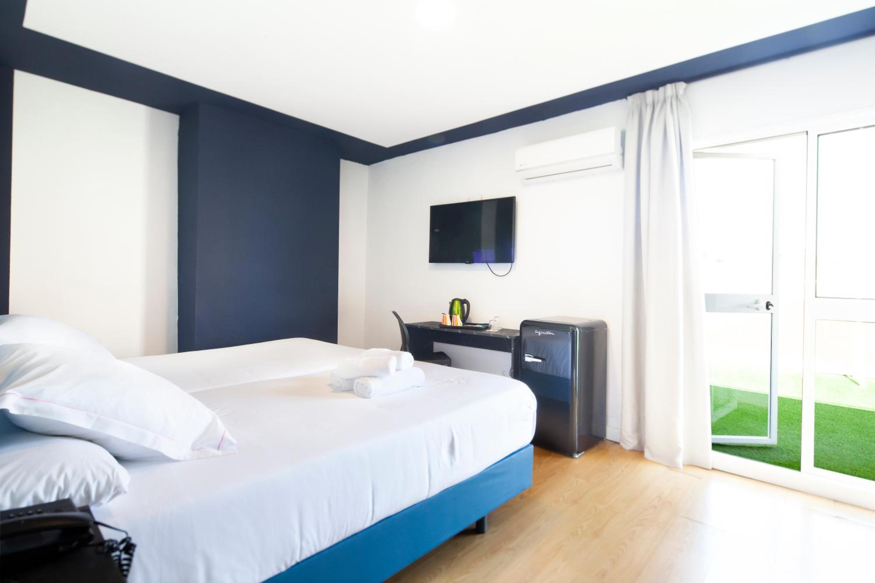 Superior Double or Twin Room with City View - Photo 3