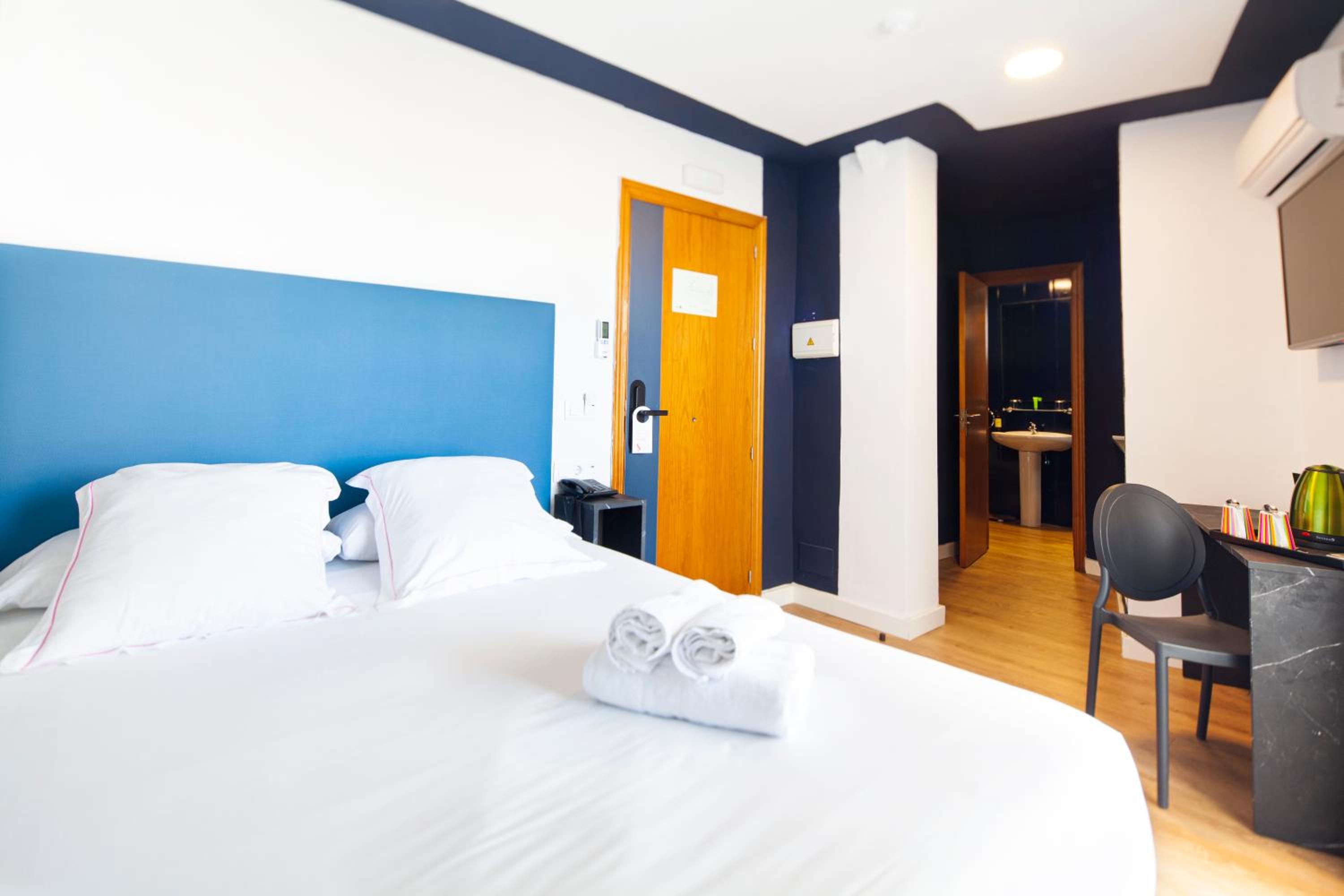 Superior Double or Twin Room with City View - Photo 1