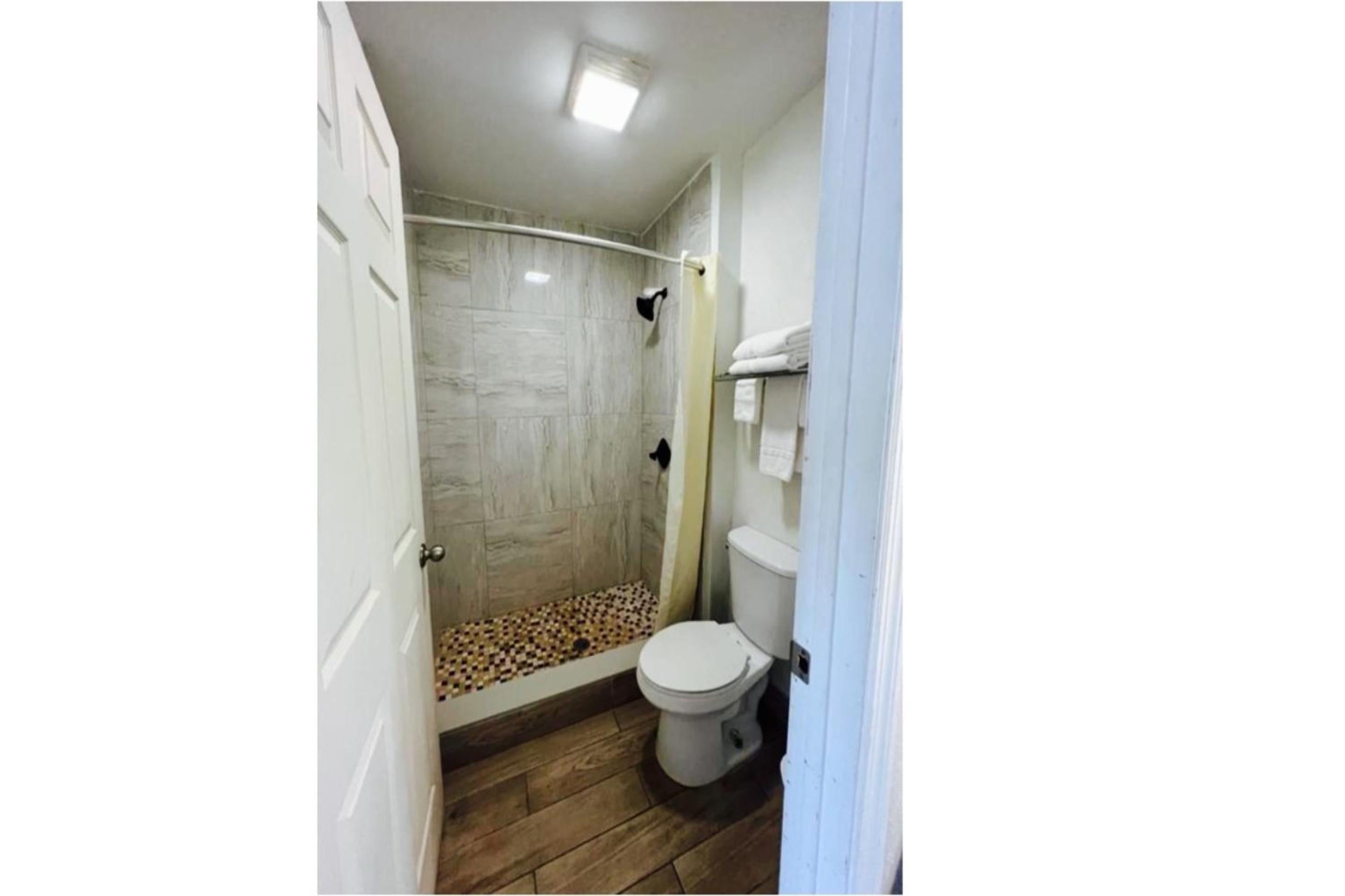 King Bed Non-Smoking with Jetted Tub photo 2