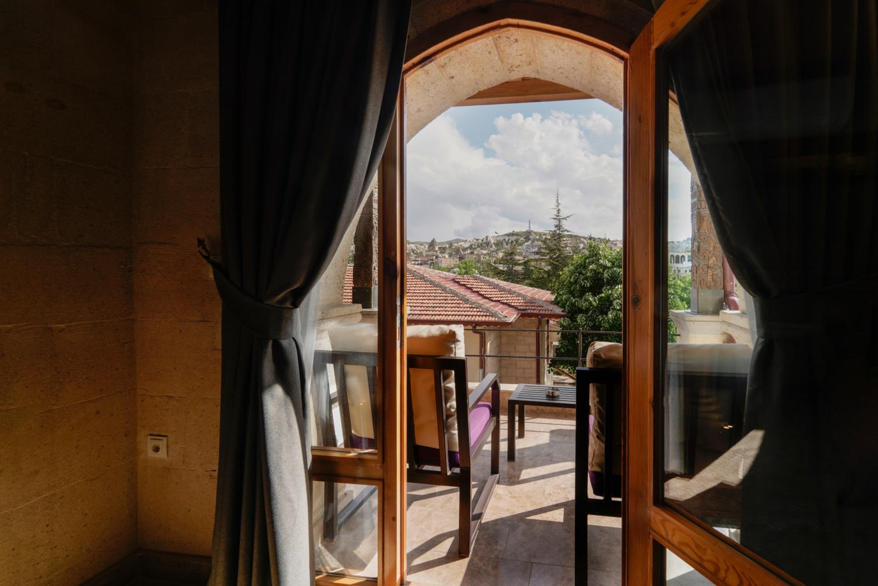 Stone Suite with Balcony - Photo 17