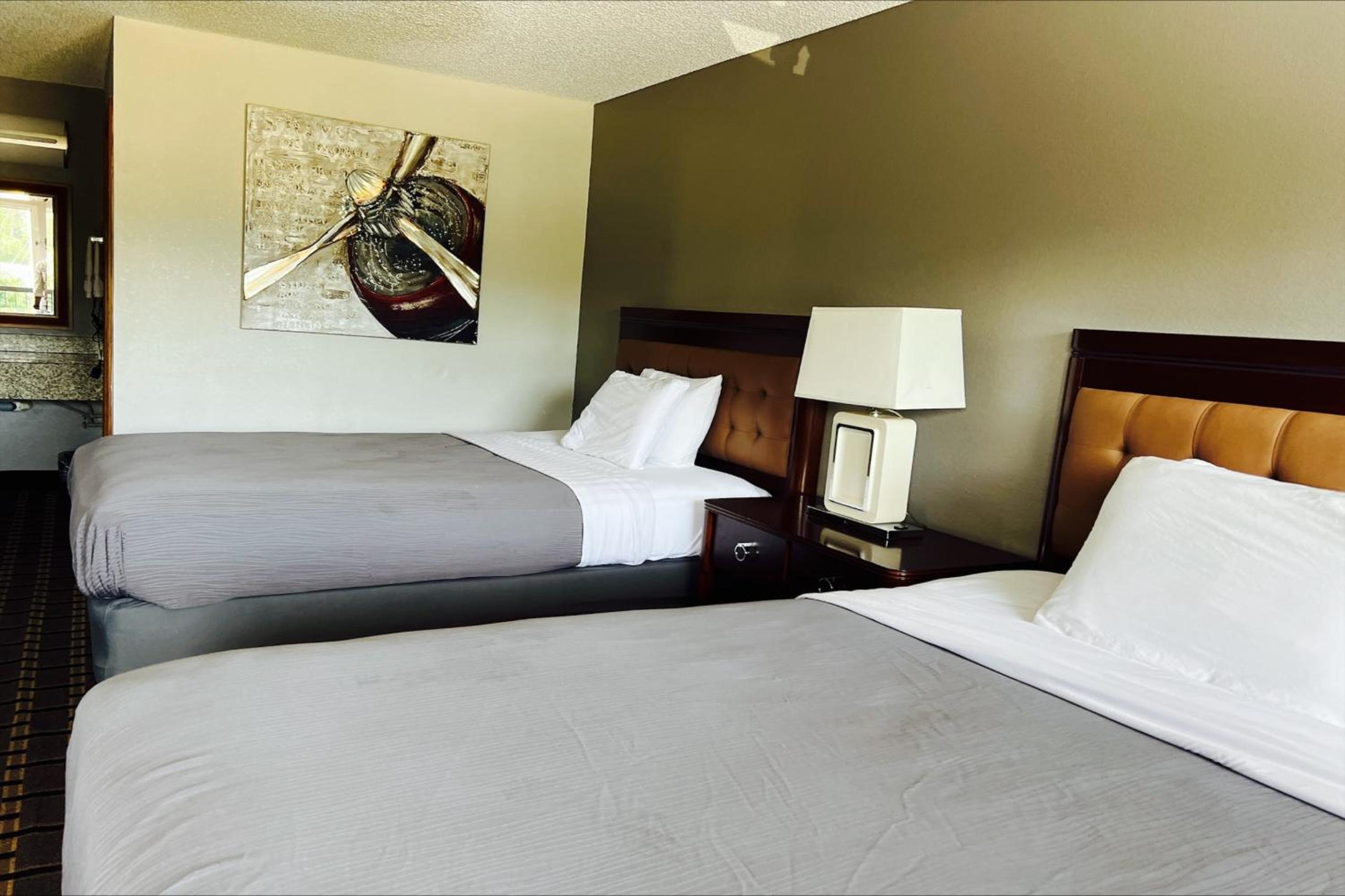 2 Full Beds Non-Smoking with Shower photo 3