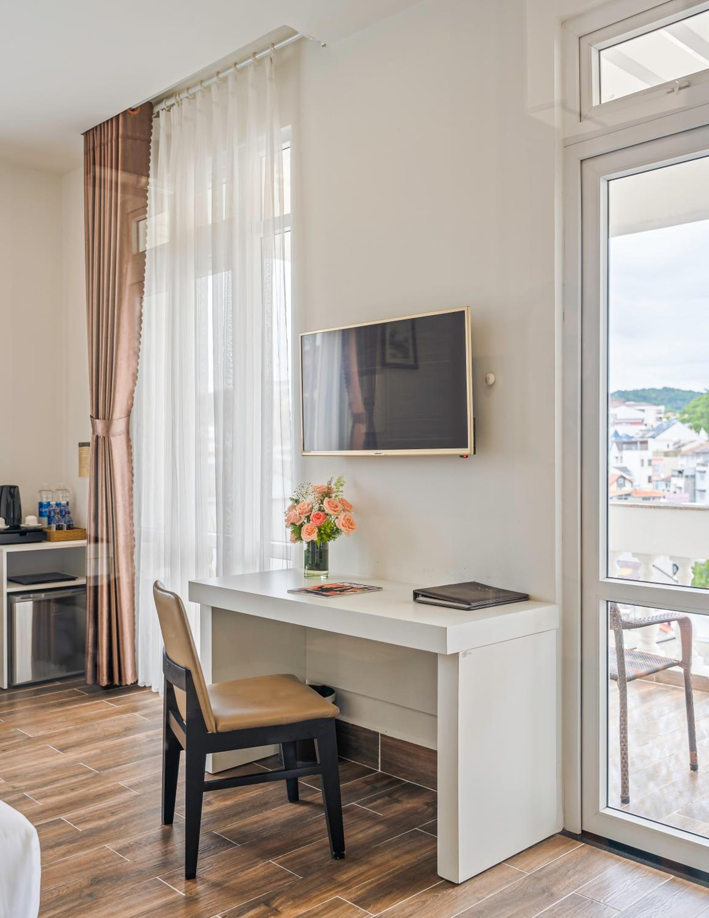 Suite - Photo 11
