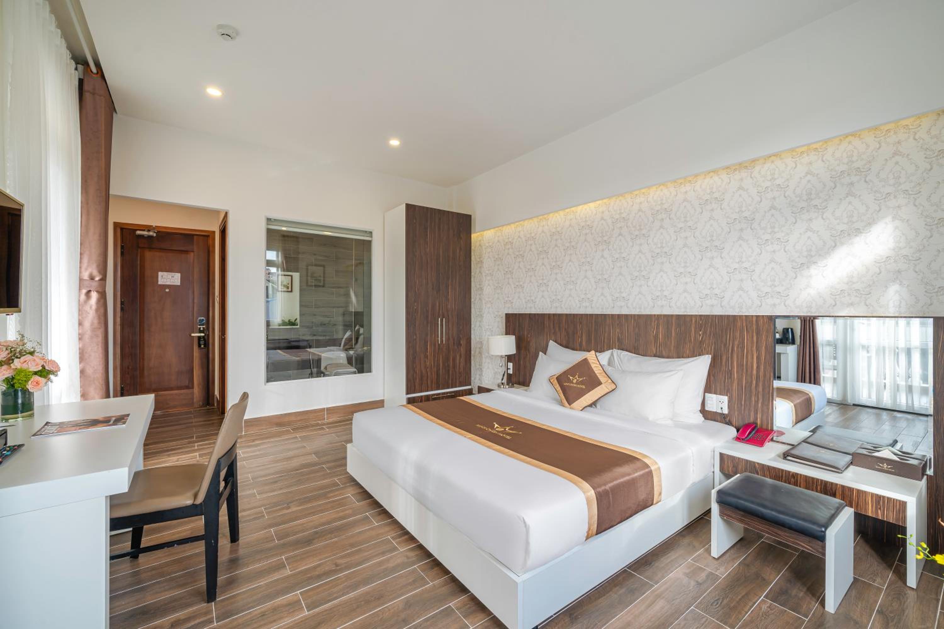 Suite - Photo 18